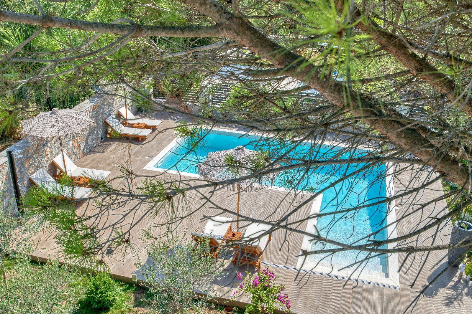 Izdavanje,Kotor,Zagora-Ekskluzivna Vila sa Bazenom, Krovnom Terasom, Đakuzijem i Letnjom Kuhinjom (NA PERIOD DO 01.05.2026) - Amfora Real Estate