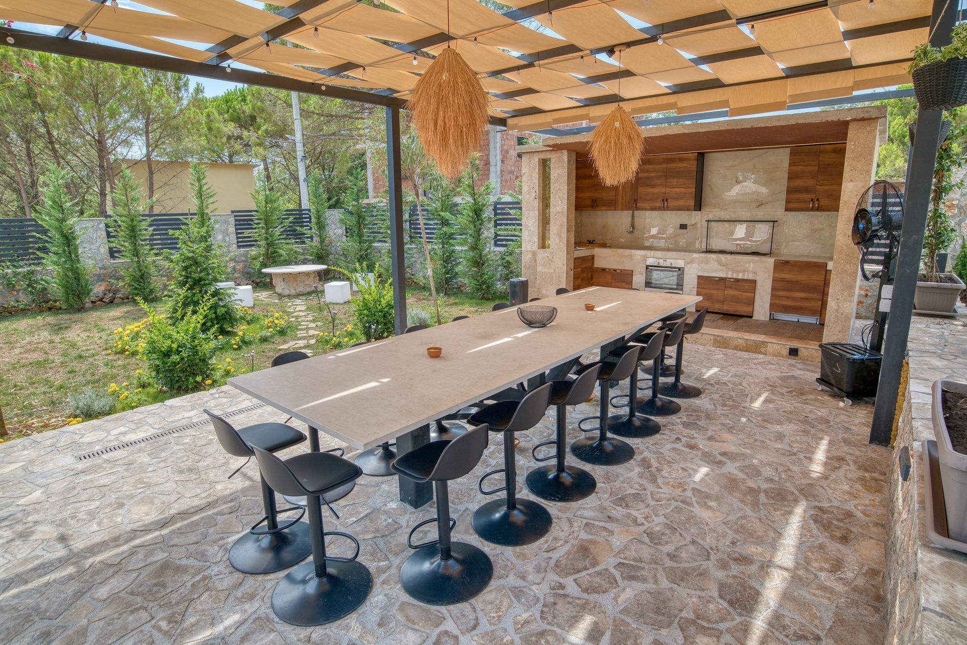 Izdavanje,Kotor,Zagora-Ekskluzivna Vila sa Bazenom, Krovnom Terasom, Đakuzijem i Letnjom Kuhinjom (NA PERIOD DO 01.05.2026) - Amfora Real Estate