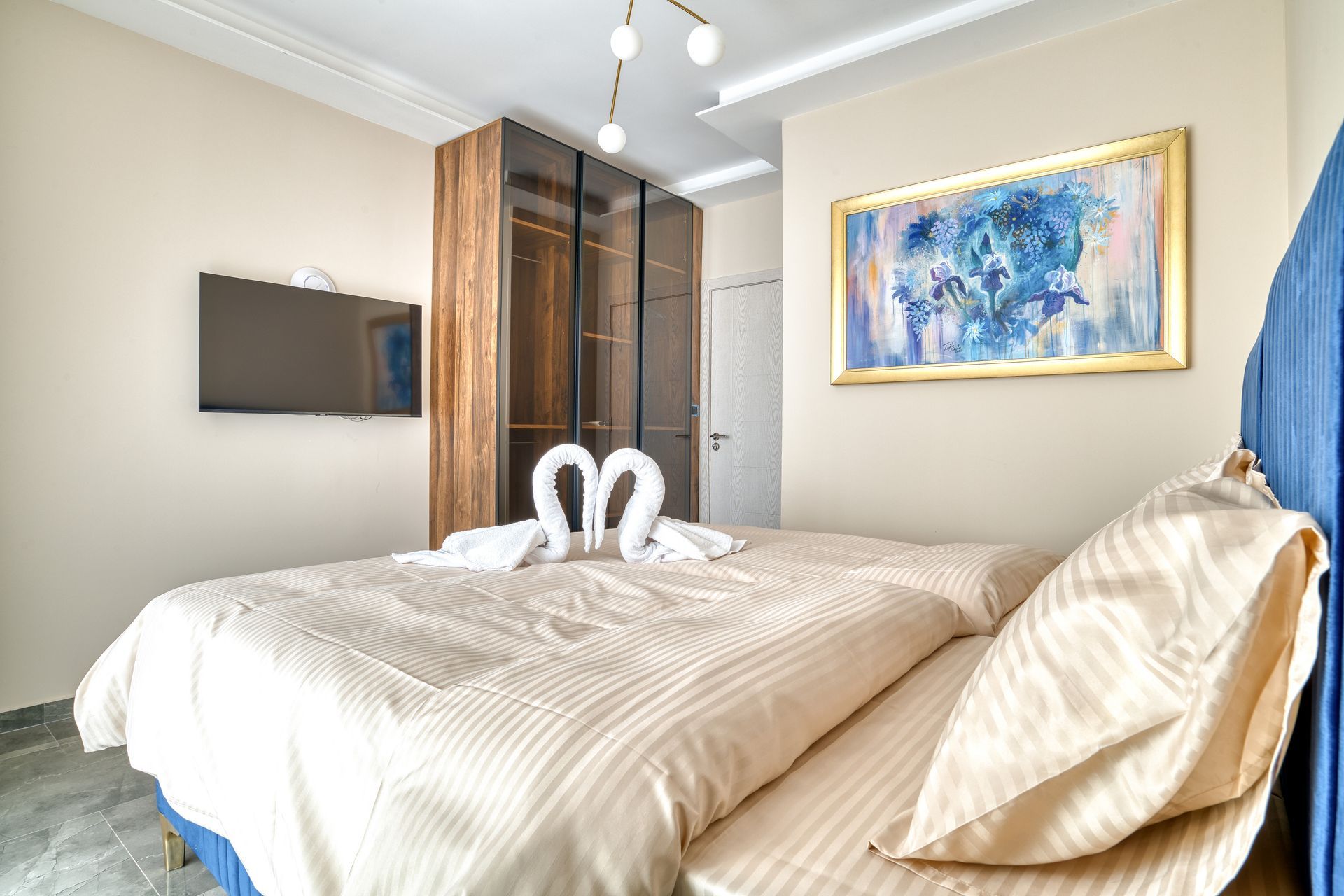 Izdavanje,Kotor,Zagora-Ekskluzivna Vila sa Bazenom, Krovnom Terasom, Đakuzijem i Letnjom Kuhinjom (NA PERIOD DO 01.05.2026) - Amfora Real Estate