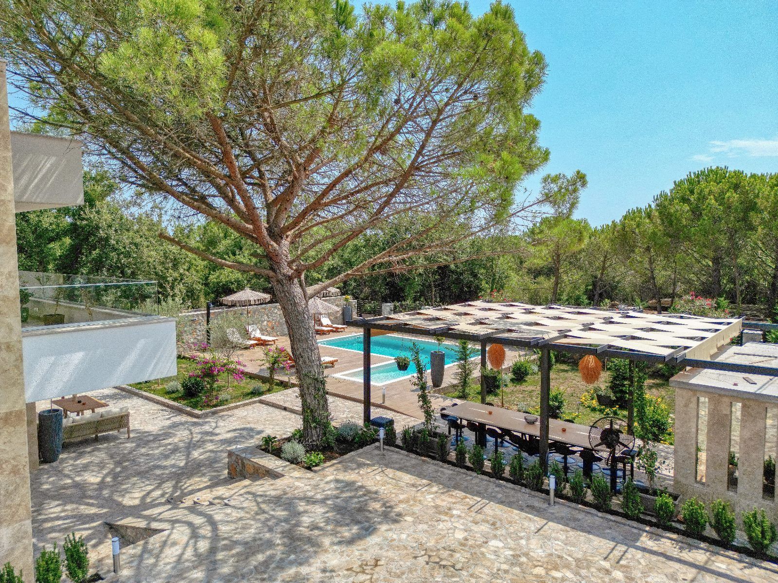 Izdavanje,Kotor,Zagora-Ekskluzivna Vila sa Bazenom, Krovnom Terasom, Đakuzijem i Letnjom Kuhinjom (NA PERIOD DO 01.05.2026) - Amfora Real Estate