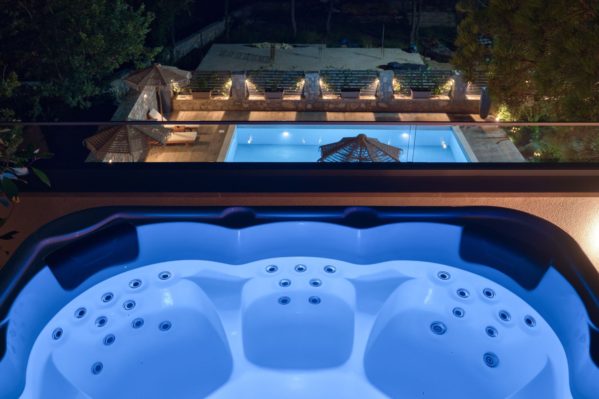 Izdavanje,Kotor,Zagora-Ekskluzivna Vila sa Bazenom, Krovnom Terasom, Đakuzijem i Letnjom Kuhinjom (NA PERIOD DO 01.05.2026) - Amfora Real Estate