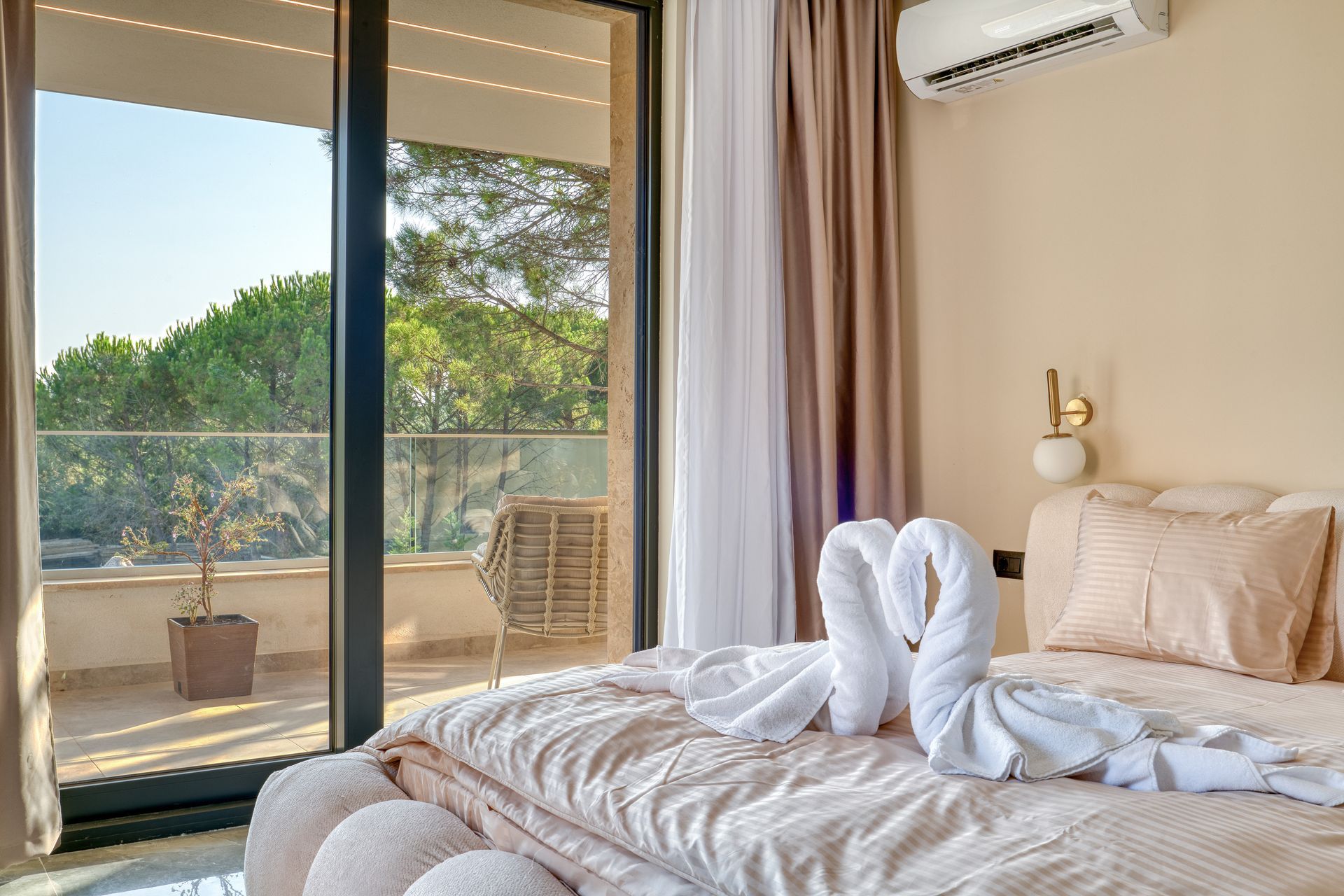 Izdavanje,Kotor,Zagora-Ekskluzivna Vila sa Bazenom, Krovnom Terasom, Đakuzijem i Letnjom Kuhinjom (NA PERIOD DO 01.05.2026) - Amfora Real Estate