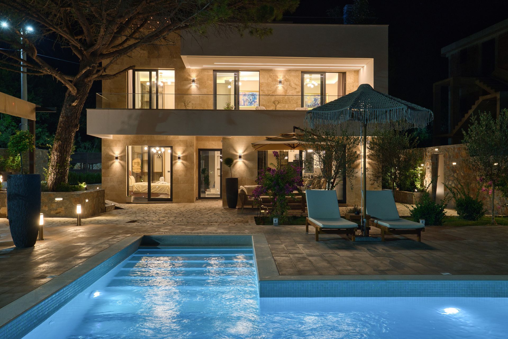 Izdavanje,Kotor,Zagora-Ekskluzivna Vila sa Bazenom, Krovnom Terasom, Đakuzijem i Letnjom Kuhinjom (NA PERIOD DO 01.05.2026) - Amfora Real Estate