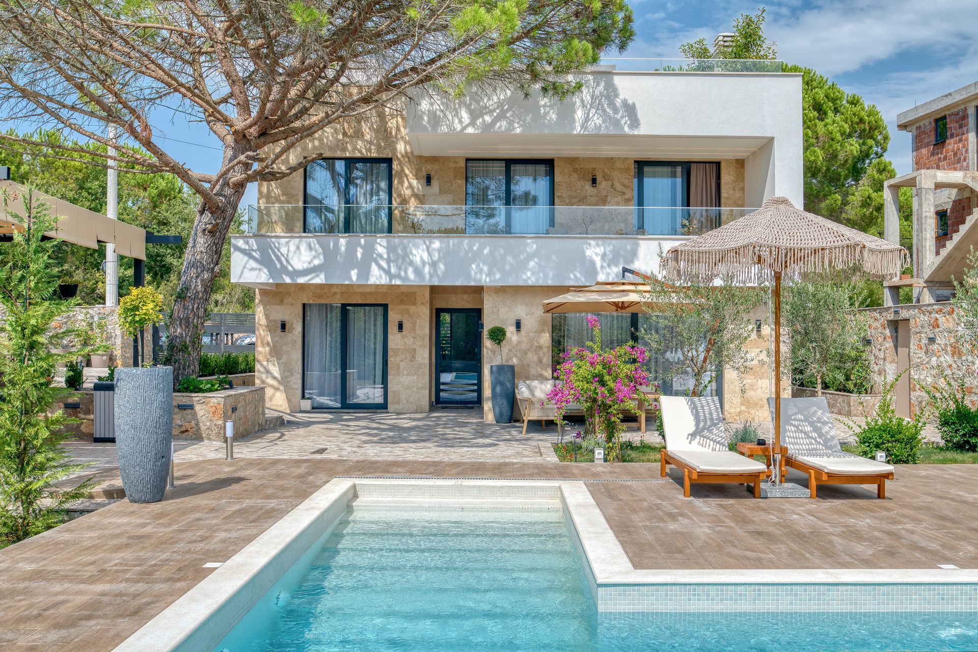 Izdavanje,Kotor,Zagora-Ekskluzivna Vila sa Bazenom, Krovnom Terasom, Đakuzijem i Letnjom Kuhinjom (NA PERIOD DO 01.05.2026) - Amfora Real Estate