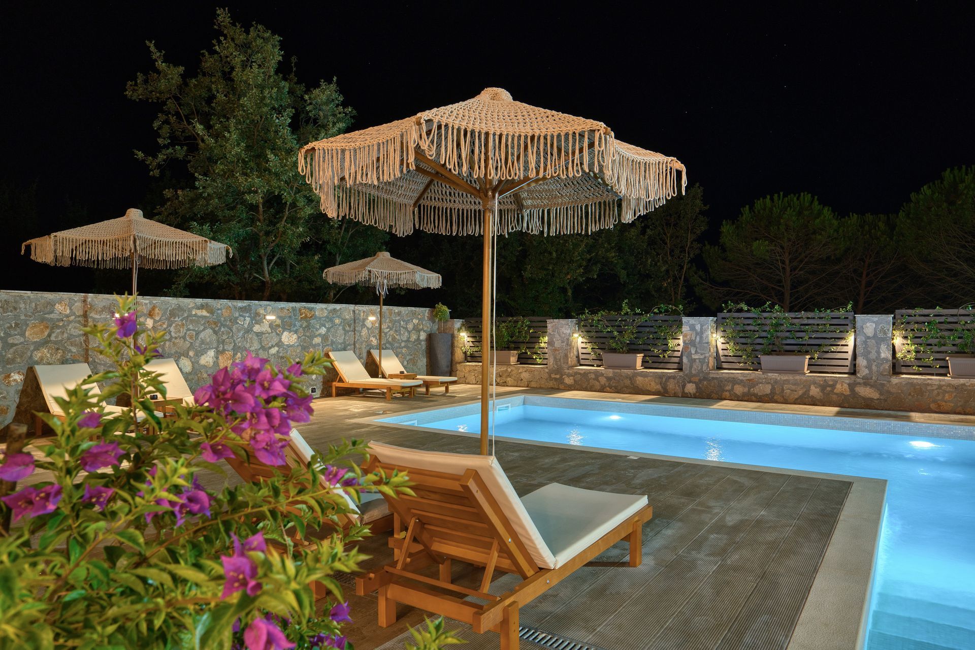 Izdavanje,Kotor,Zagora-Ekskluzivna Vila sa Bazenom, Krovnom Terasom, Đakuzijem i Letnjom Kuhinjom (NA PERIOD DO 01.05.2026) - Amfora Real Estate