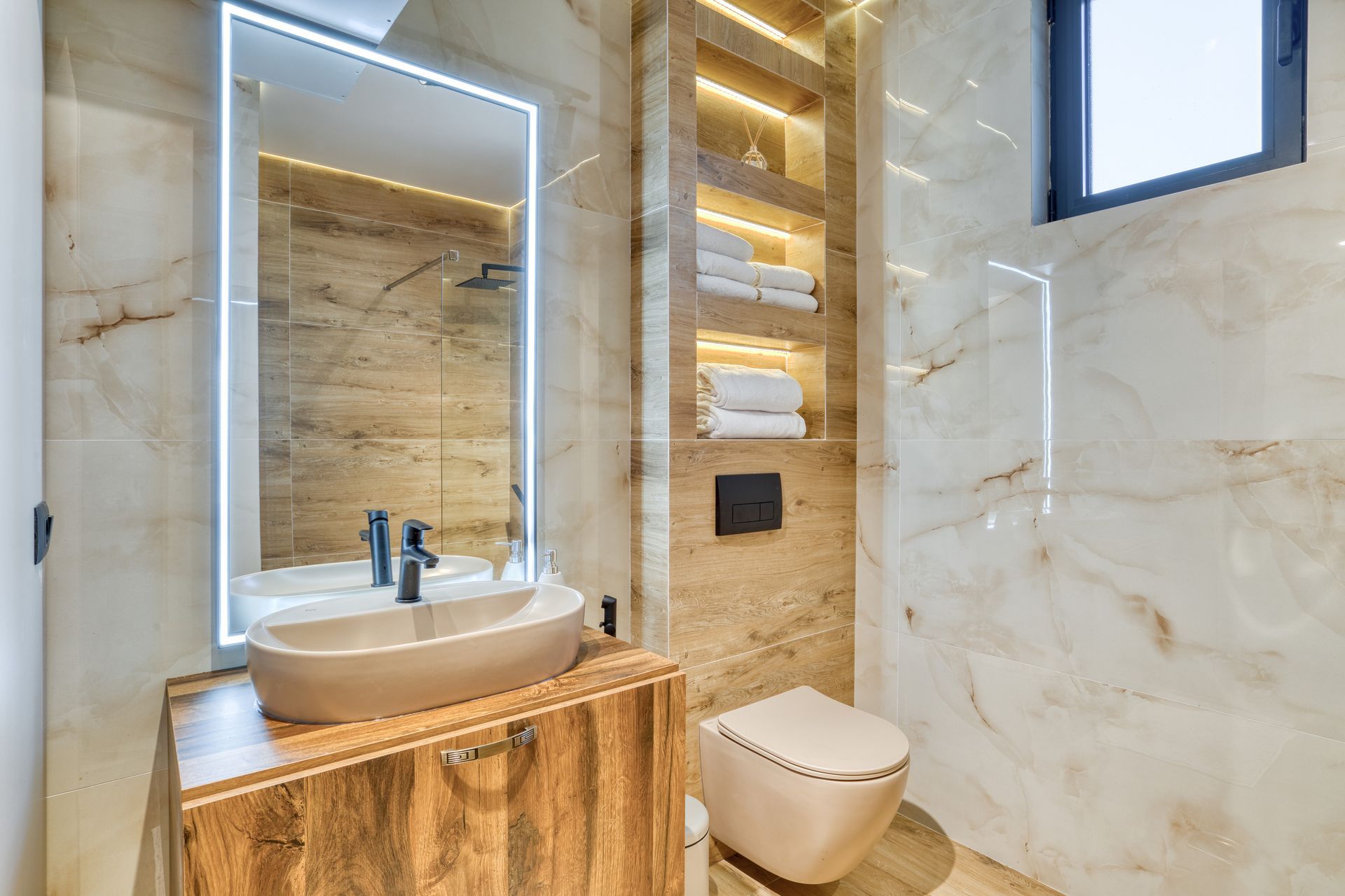 Izdavanje,Kotor,Zagora-Ekskluzivna Vila sa Bazenom, Krovnom Terasom, Đakuzijem i Letnjom Kuhinjom (NA PERIOD DO 01.05.2026) - Amfora Real Estate