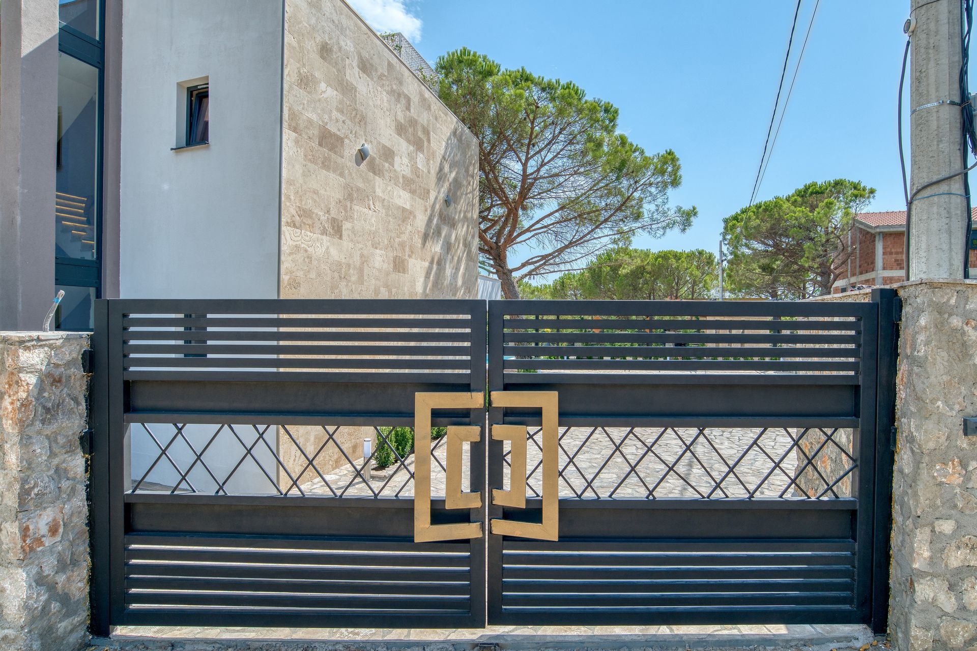 Izdavanje,Kotor,Zagora-Ekskluzivna Vila sa Bazenom, Krovnom Terasom, Đakuzijem i Letnjom Kuhinjom (NA PERIOD DO 01.05.2026) - Amfora Real Estate