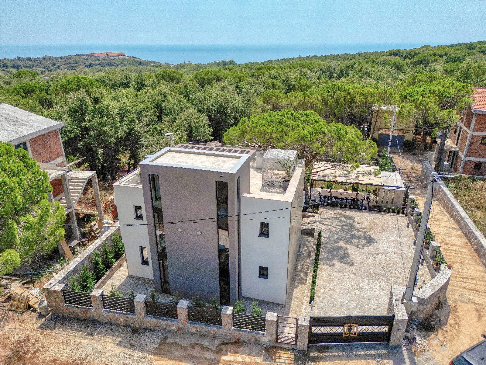 Izdavanje,Kotor,Zagora-Ekskluzivna Vila sa Bazenom, Krovnom Terasom, Đakuzijem i Letnjom Kuhinjom (NA PERIOD DO 01.05.2026) - Amfora Real Estate