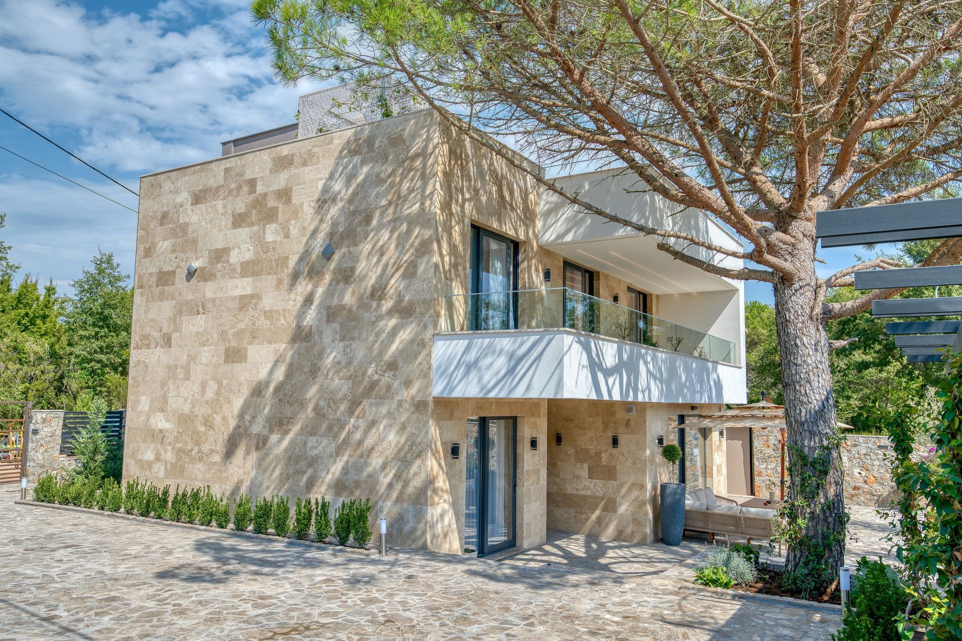 Izdavanje,Kotor,Zagora-Ekskluzivna Vila sa Bazenom, Krovnom Terasom, Đakuzijem i Letnjom Kuhinjom (NA PERIOD DO 01.05.2026) - Amfora Real Estate