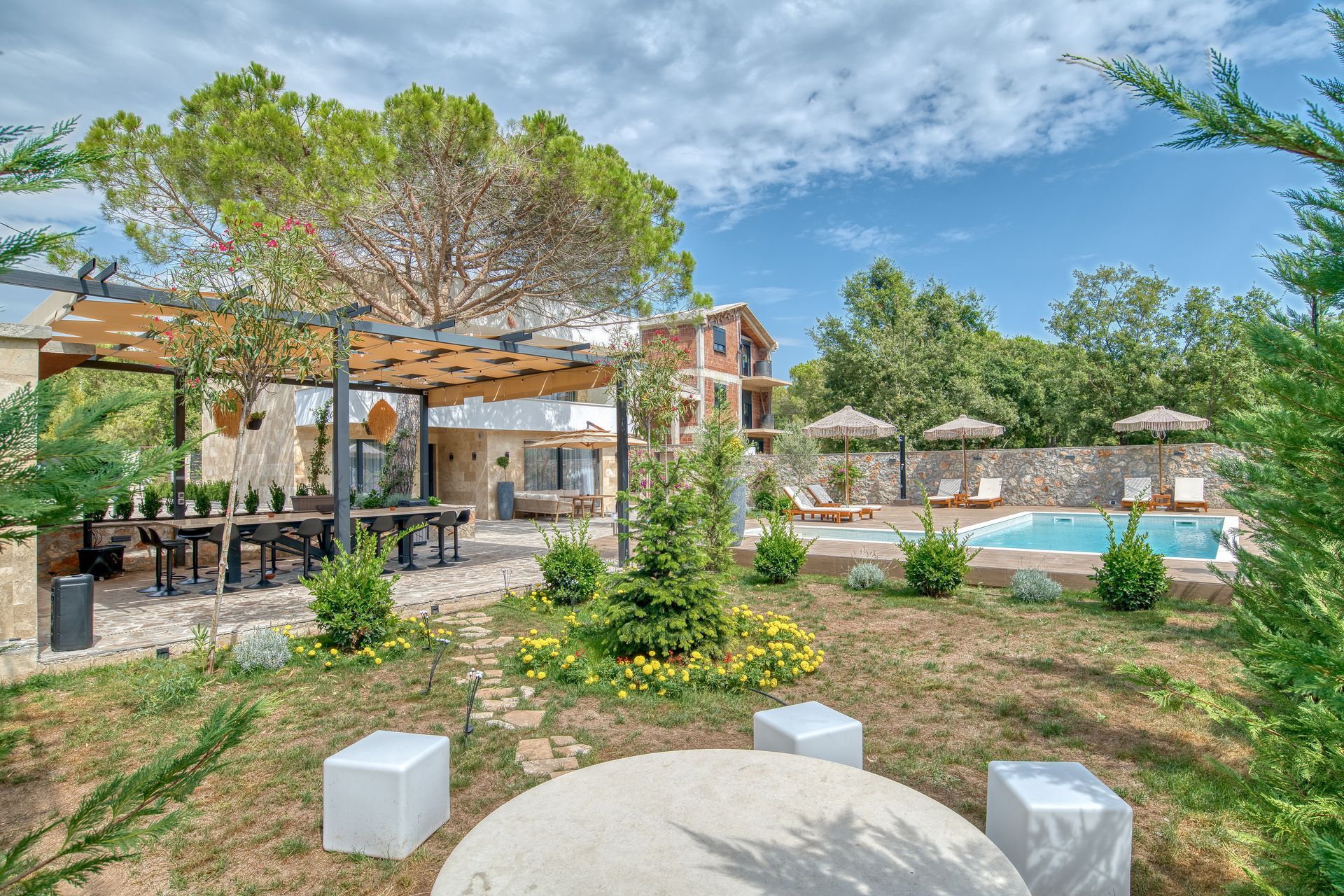 Izdavanje,Kotor,Zagora-Ekskluzivna Vila sa Bazenom, Krovnom Terasom, Đakuzijem i Letnjom Kuhinjom (NA PERIOD DO 01.05.2026) - Amfora Real Estate