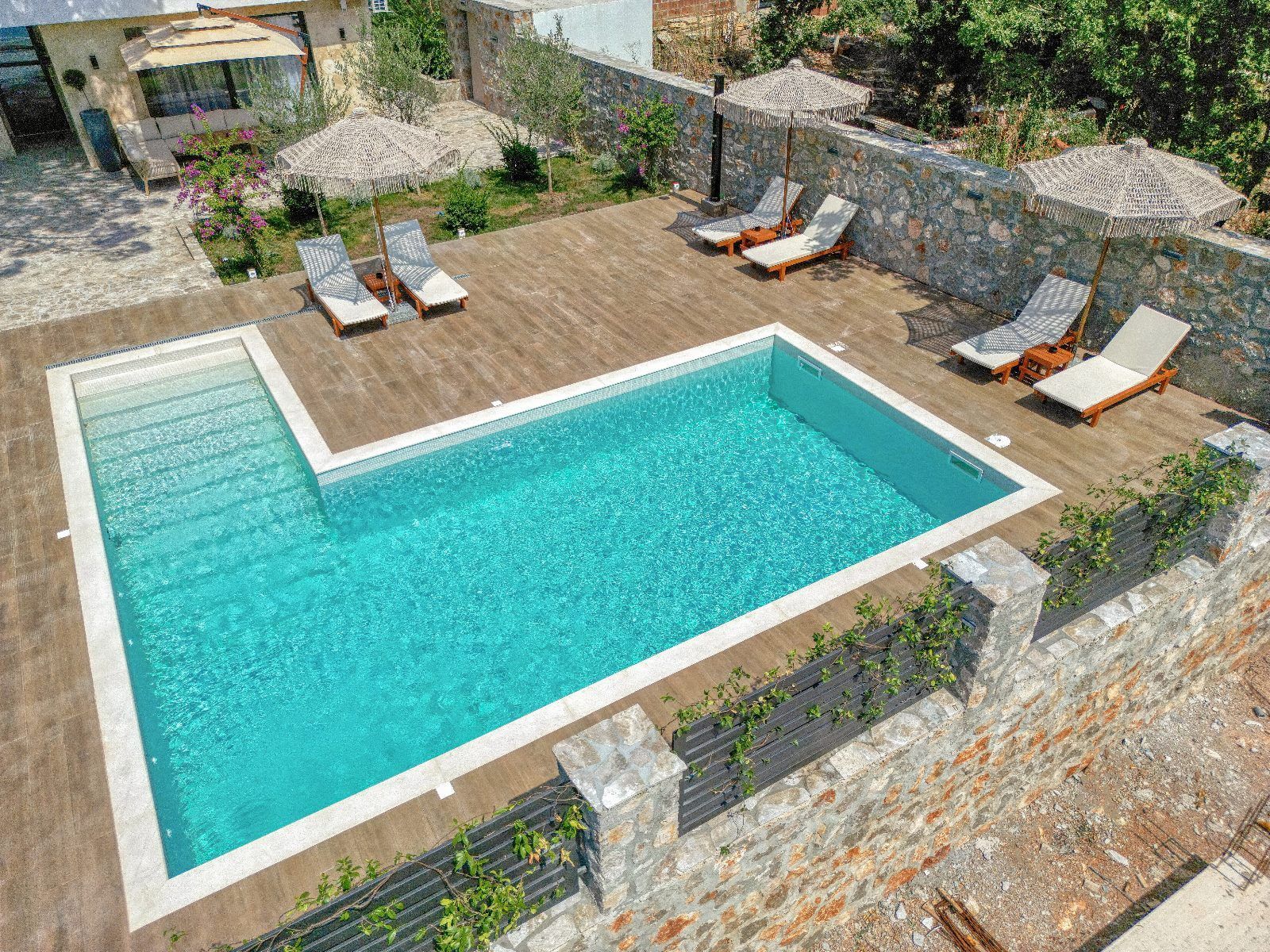 Izdavanje,Kotor,Zagora-Ekskluzivna Vila sa Bazenom, Krovnom Terasom, Đakuzijem i Letnjom Kuhinjom (NA PERIOD DO 01.05.2026) - Amfora Real Estate