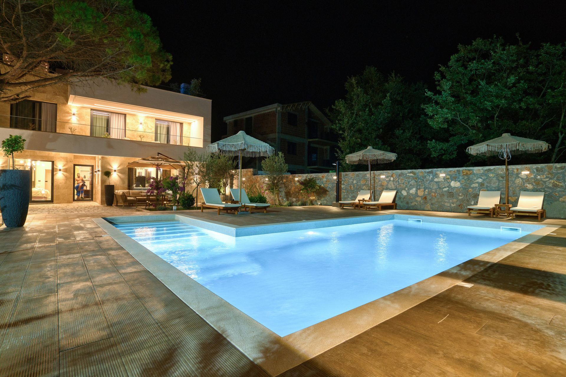 Izdavanje,Kotor,Zagora-Ekskluzivna Vila sa Bazenom, Krovnom Terasom, Đakuzijem i Letnjom Kuhinjom (NA PERIOD DO 01.05.2026) - Amfora Real Estate