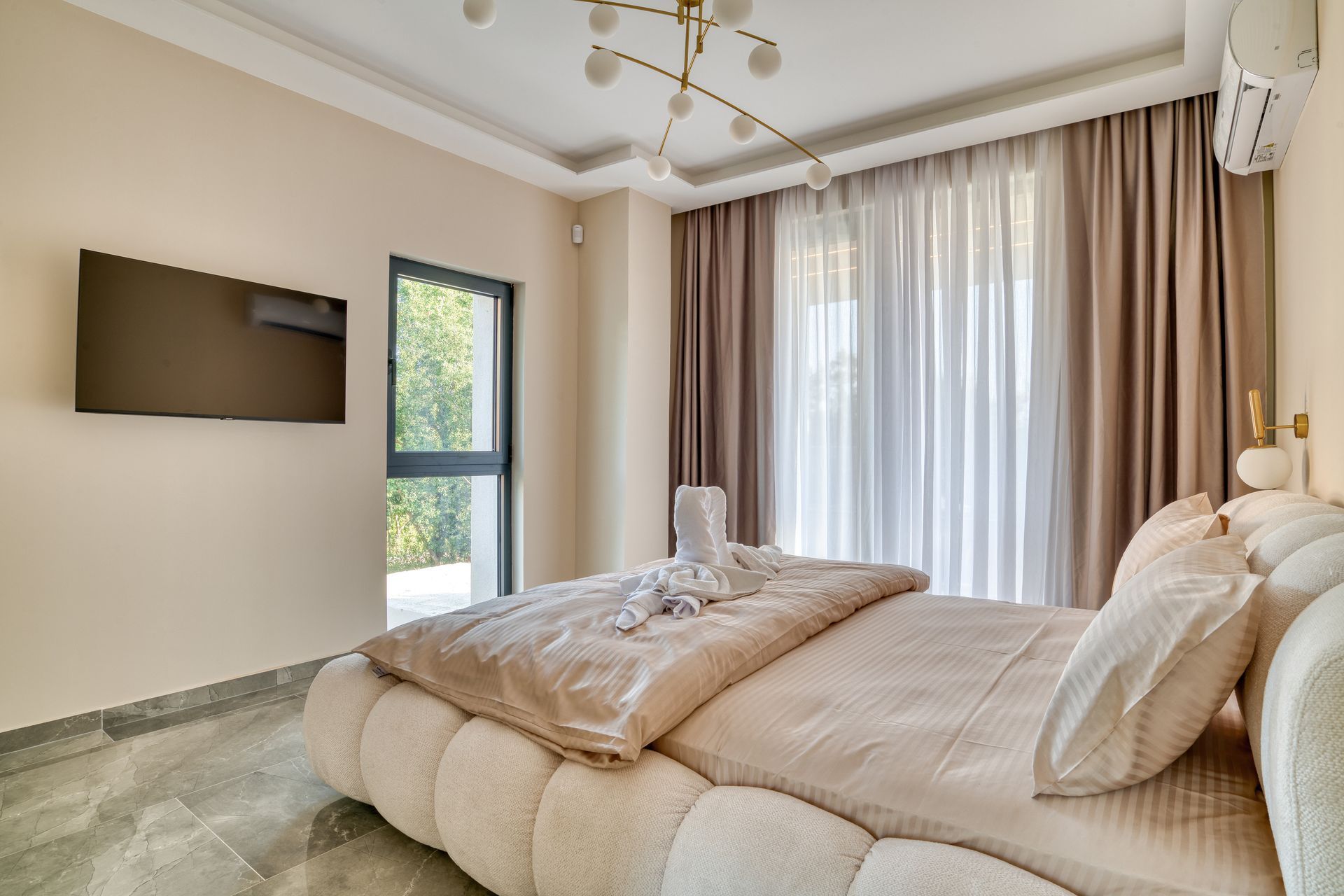 Izdavanje,Kotor,Zagora-Ekskluzivna Vila sa Bazenom, Krovnom Terasom, Đakuzijem i Letnjom Kuhinjom (NA PERIOD DO 01.05.2026) - Amfora Real Estate