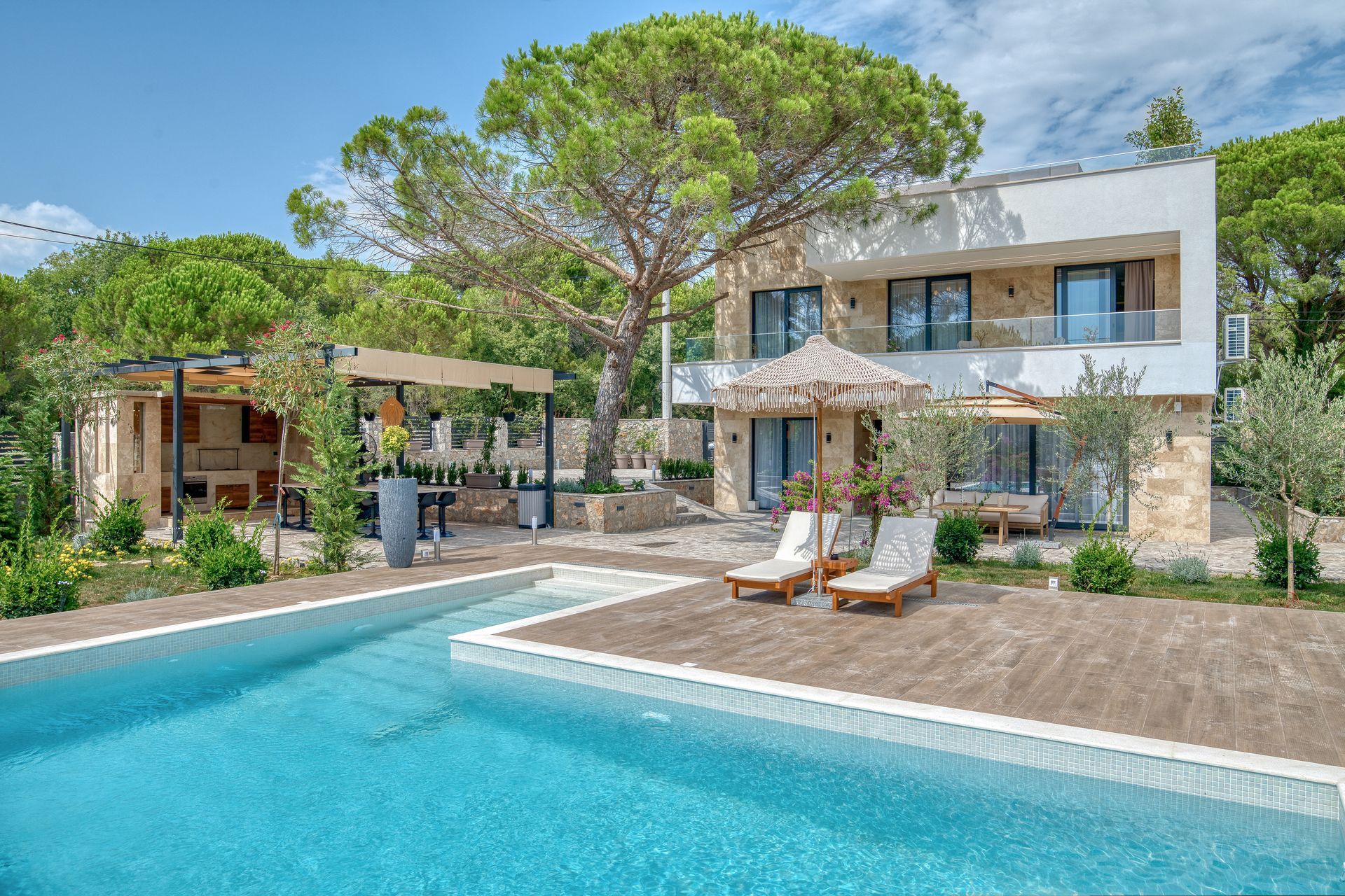 Izdavanje,Kotor,Zagora-Ekskluzivna Vila sa Bazenom, Krovnom Terasom, Đakuzijem i Letnjom Kuhinjom (NA PERIOD DO 01.05.2026) - Amfora Real Estate