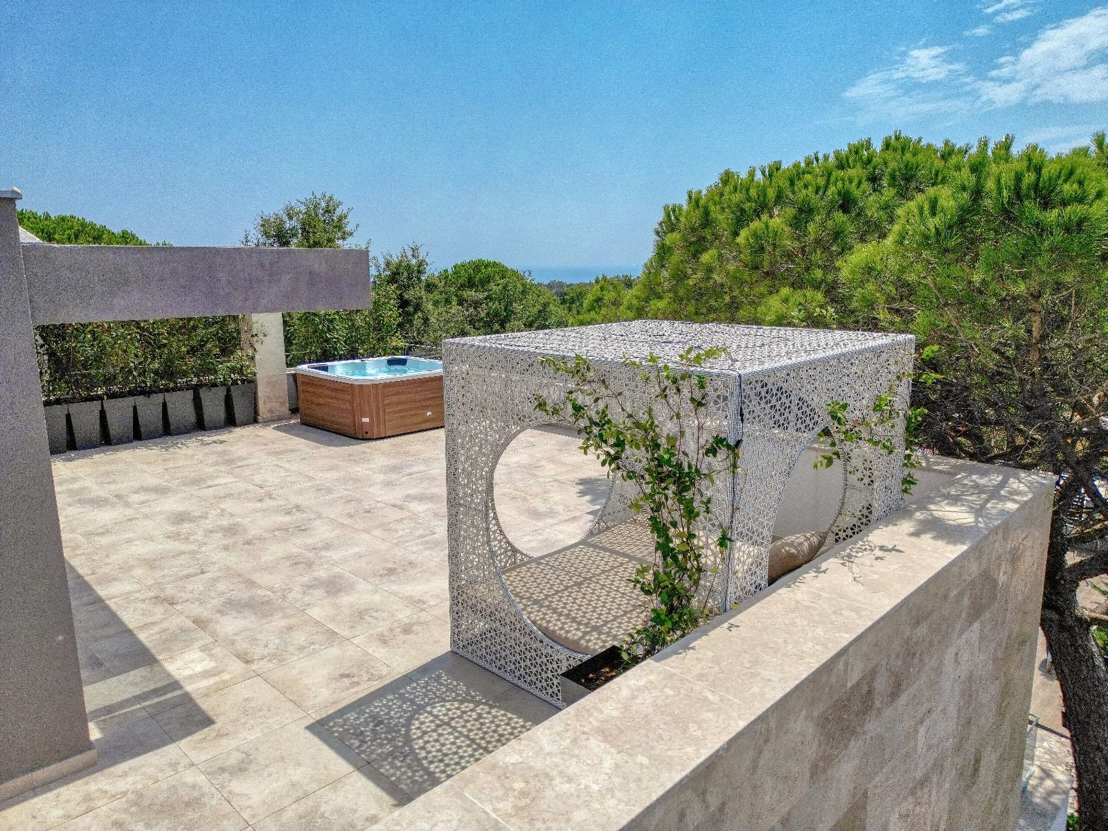 Izdavanje,Kotor,Zagora-Ekskluzivna Vila sa Bazenom, Krovnom Terasom, Đakuzijem i Letnjom Kuhinjom (NA PERIOD DO 01.05.2026) - Amfora Real Estate