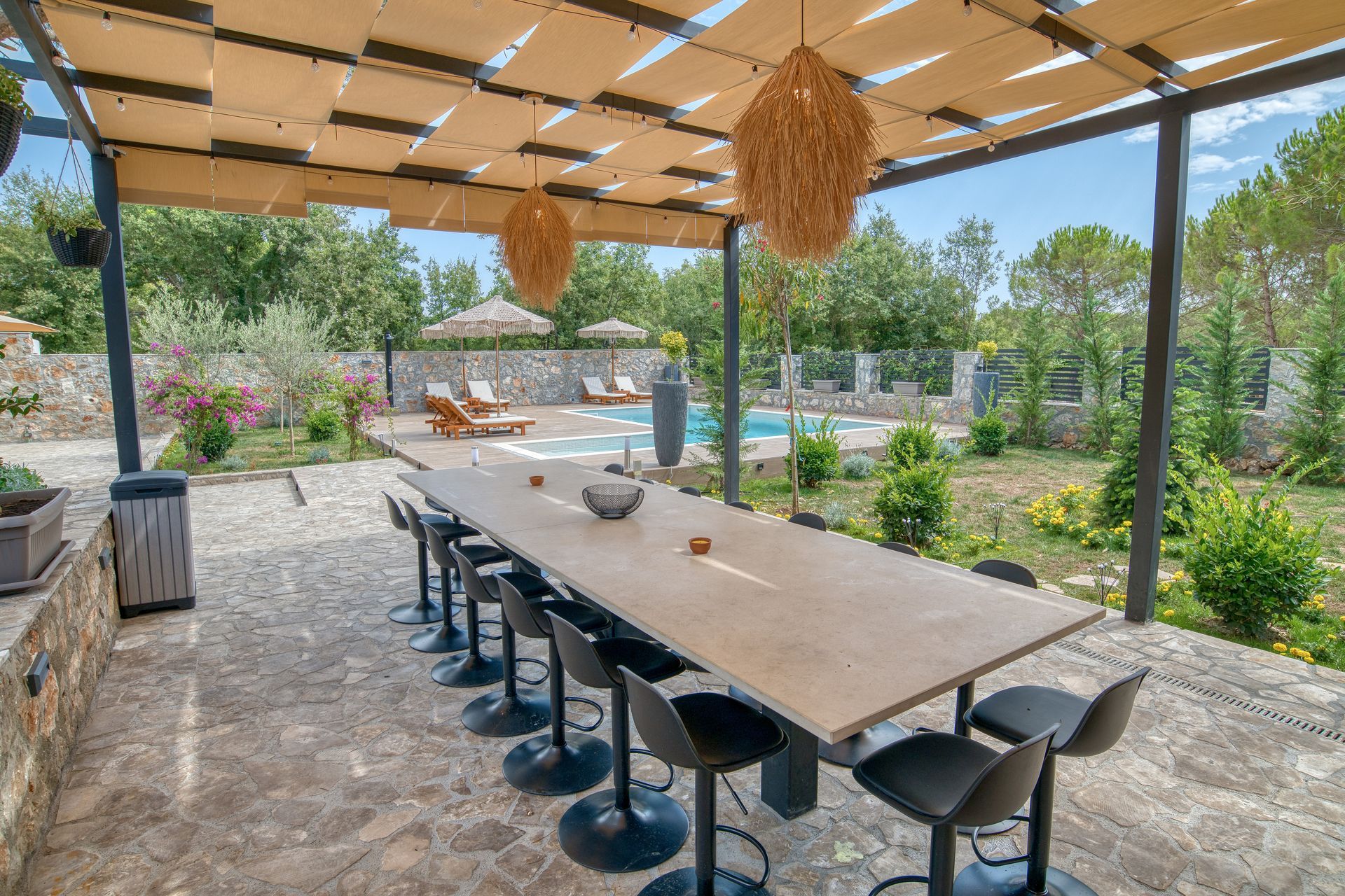 Izdavanje,Kotor,Zagora-Ekskluzivna Vila sa Bazenom, Krovnom Terasom, Đakuzijem i Letnjom Kuhinjom (NA PERIOD DO 01.05.2026) - Amfora Real Estate