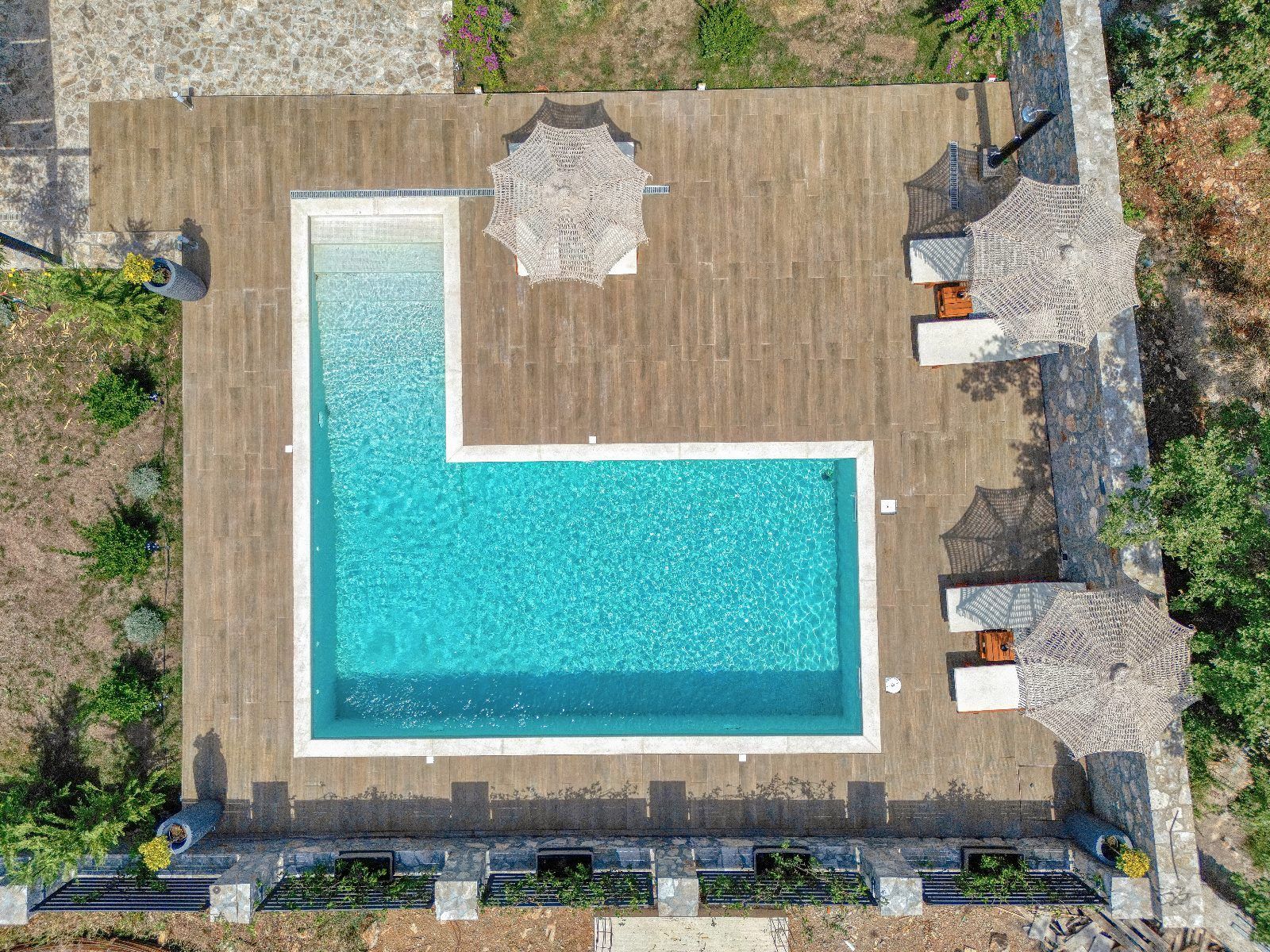 Izdavanje,Kotor,Zagora-Ekskluzivna Vila sa Bazenom, Krovnom Terasom, Đakuzijem i Letnjom Kuhinjom (NA PERIOD DO 01.05.2026) - Amfora Real Estate