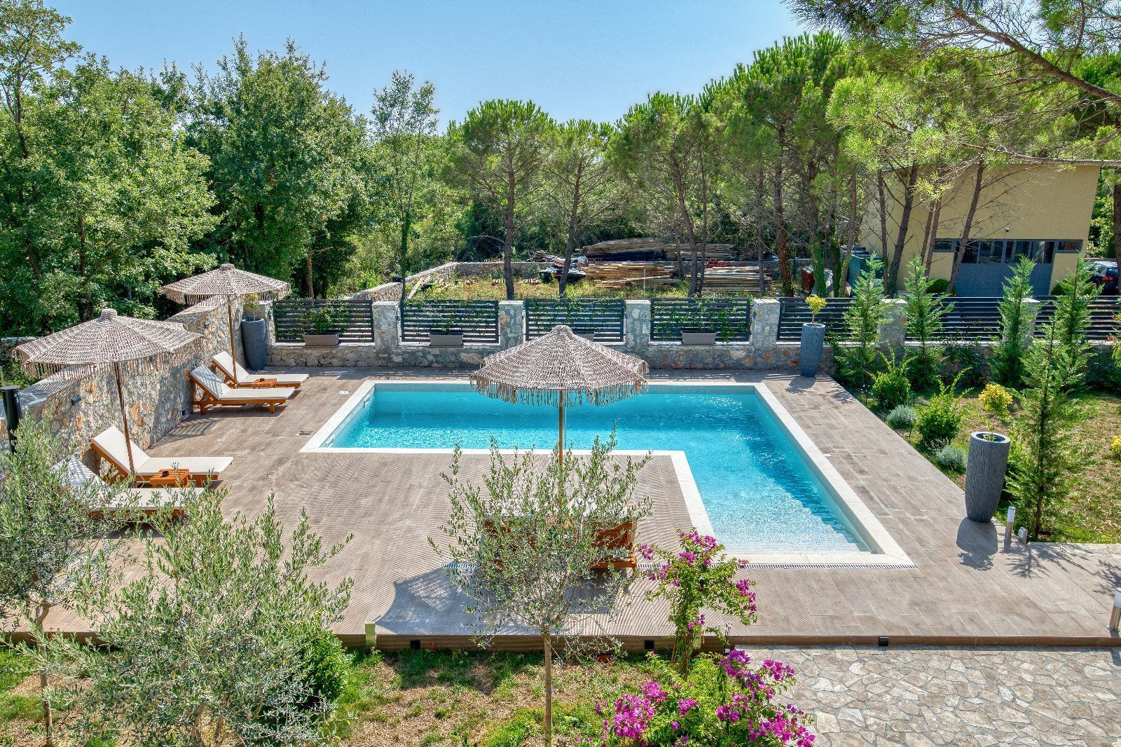 Izdavanje,Kotor,Zagora-Ekskluzivna Vila sa Bazenom, Krovnom Terasom, Đakuzijem i Letnjom Kuhinjom (NA PERIOD DO 01.05.2026) - Amfora Real Estate