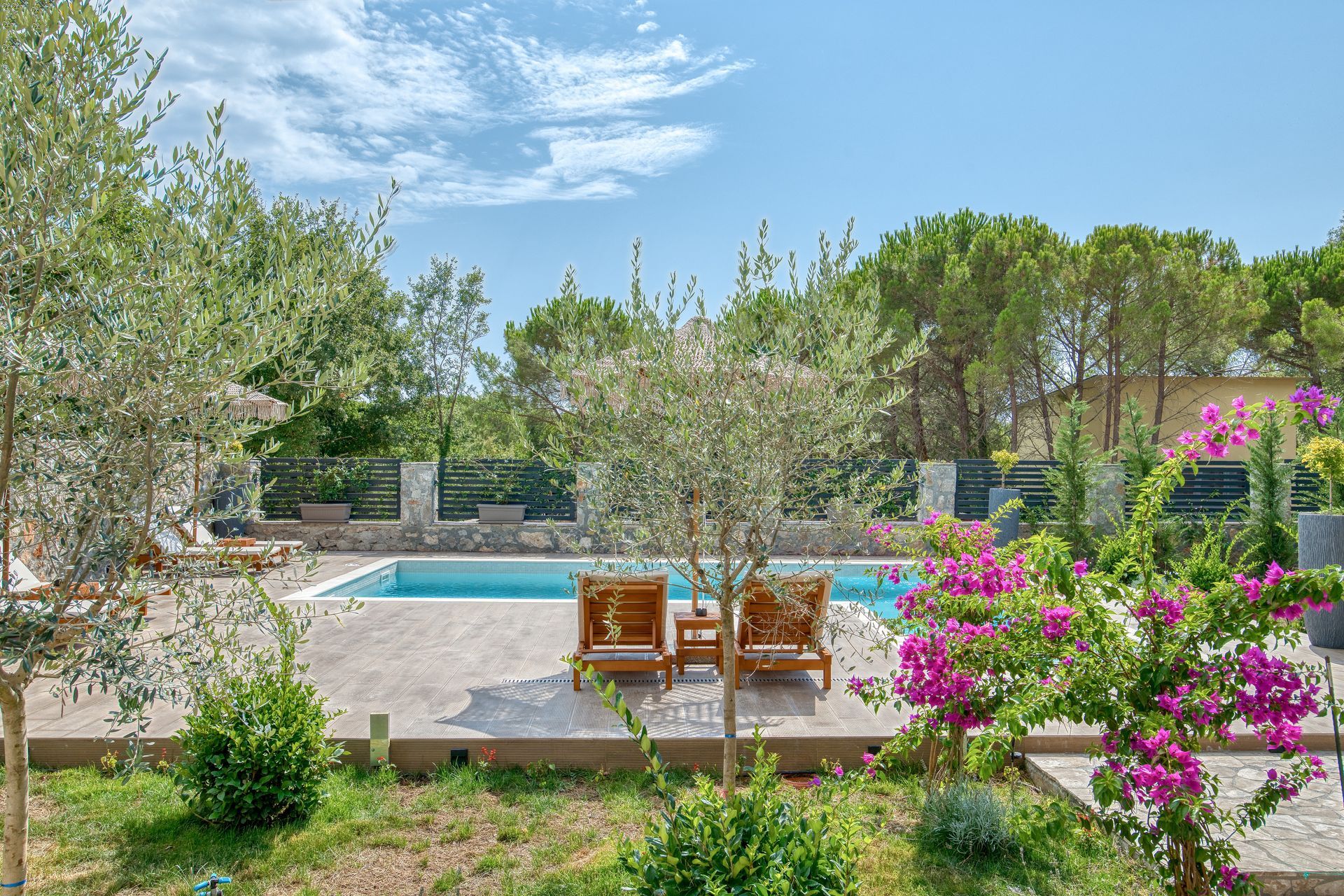 Izdavanje,Kotor,Zagora-Ekskluzivna Vila sa Bazenom, Krovnom Terasom, Đakuzijem i Letnjom Kuhinjom (NA PERIOD DO 01.05.2026) - Amfora Real Estate