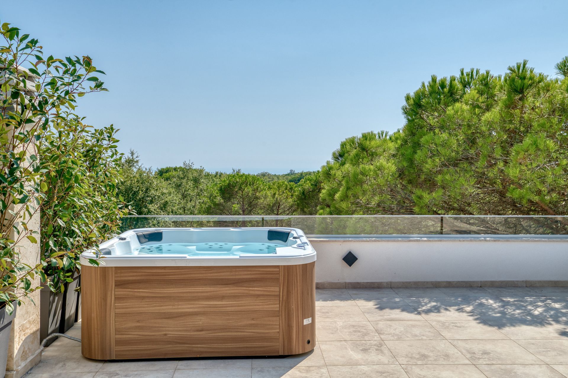 Izdavanje,Kotor,Zagora-Ekskluzivna Vila sa Bazenom, Krovnom Terasom, Đakuzijem i Letnjom Kuhinjom (NA PERIOD DO 01.05.2026) - Amfora Real Estate