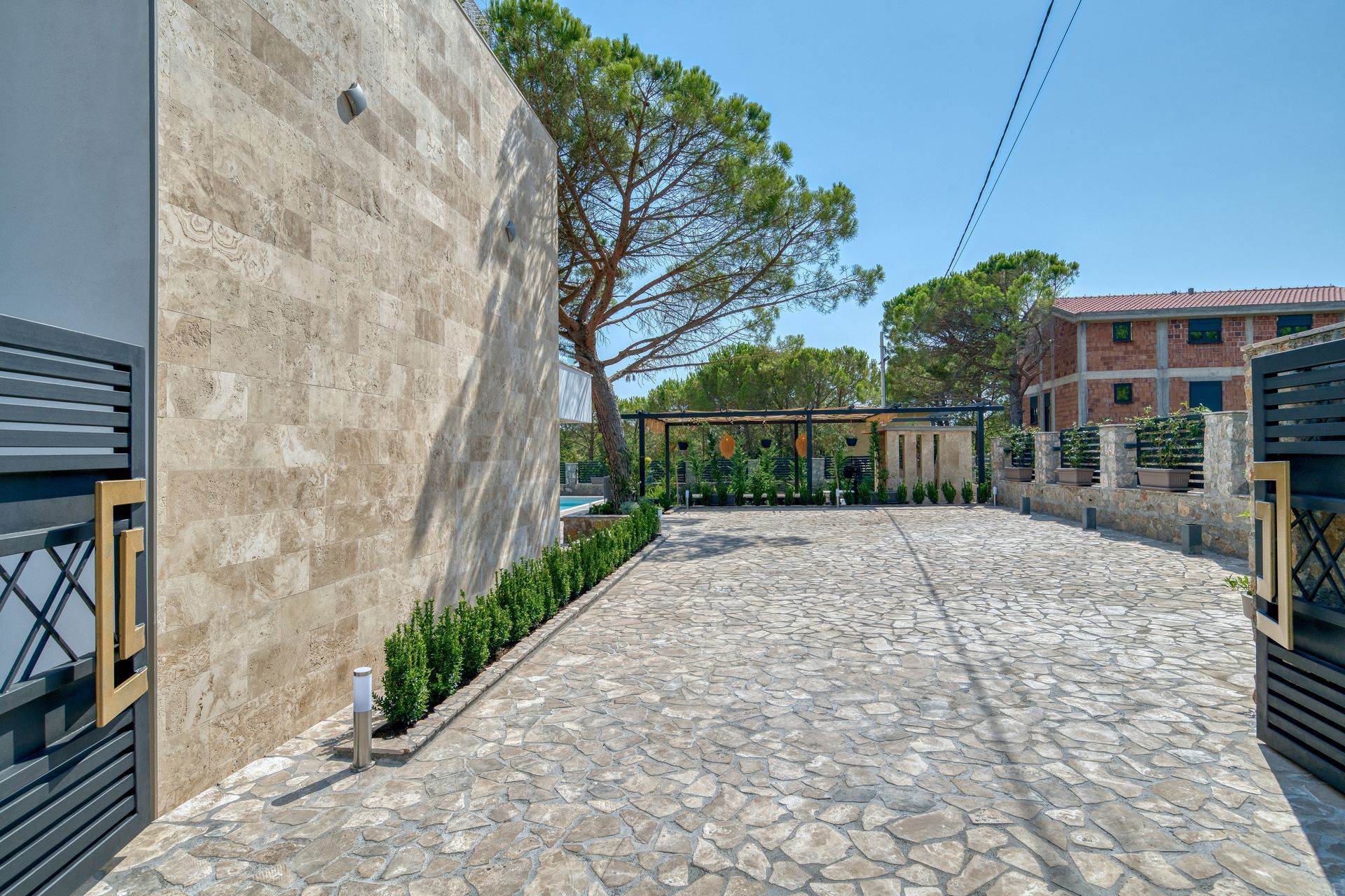 Izdavanje,Kotor,Zagora-Ekskluzivna Vila sa Bazenom, Krovnom Terasom, Đakuzijem i Letnjom Kuhinjom (NA PERIOD DO 01.05.2026) - Amfora Real Estate