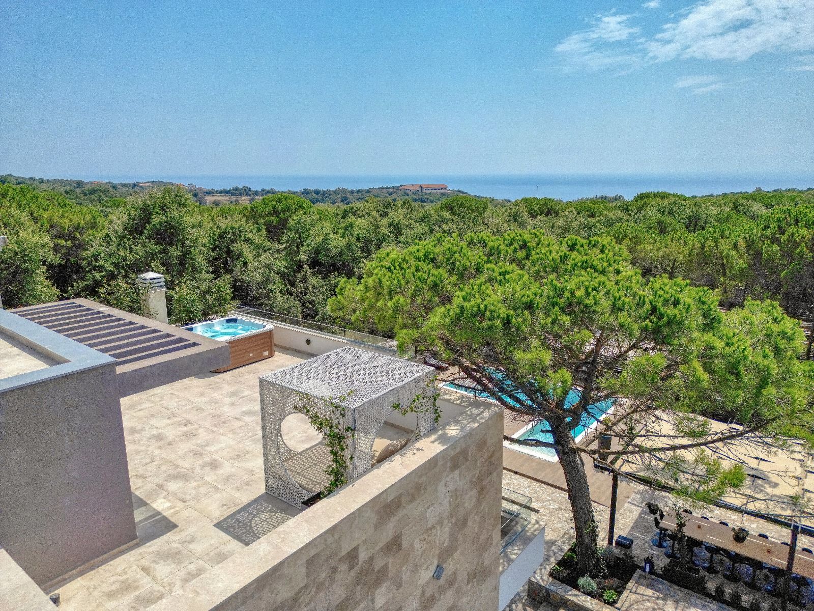 Izdavanje,Kotor,Zagora-Ekskluzivna Vila sa Bazenom, Krovnom Terasom, Đakuzijem i Letnjom Kuhinjom (NA PERIOD DO 01.05.2026) - Amfora Real Estate