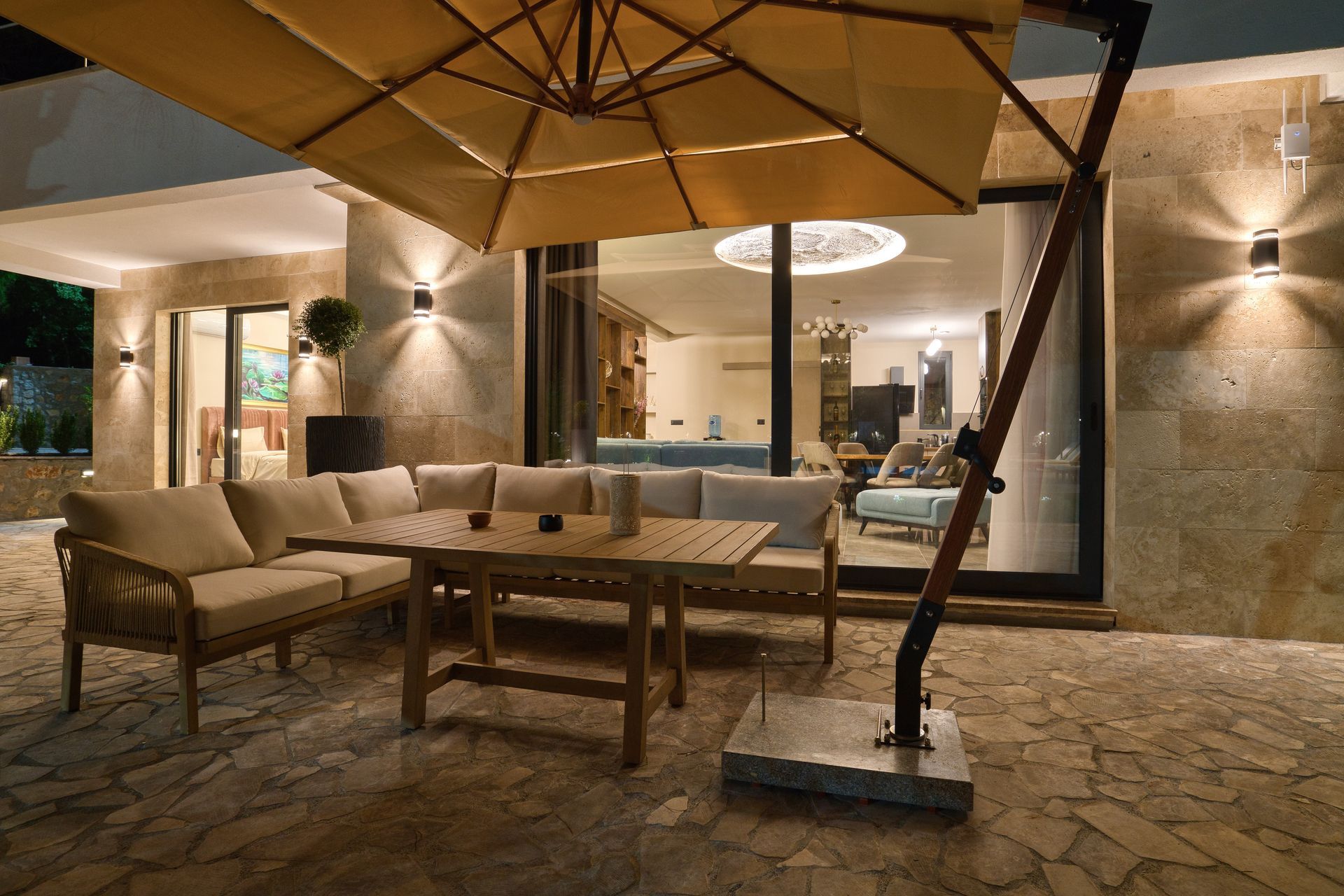 Izdavanje,Kotor,Zagora-Ekskluzivna Vila sa Bazenom, Krovnom Terasom, Đakuzijem i Letnjom Kuhinjom (NA PERIOD DO 01.05.2026) - Amfora Real Estate