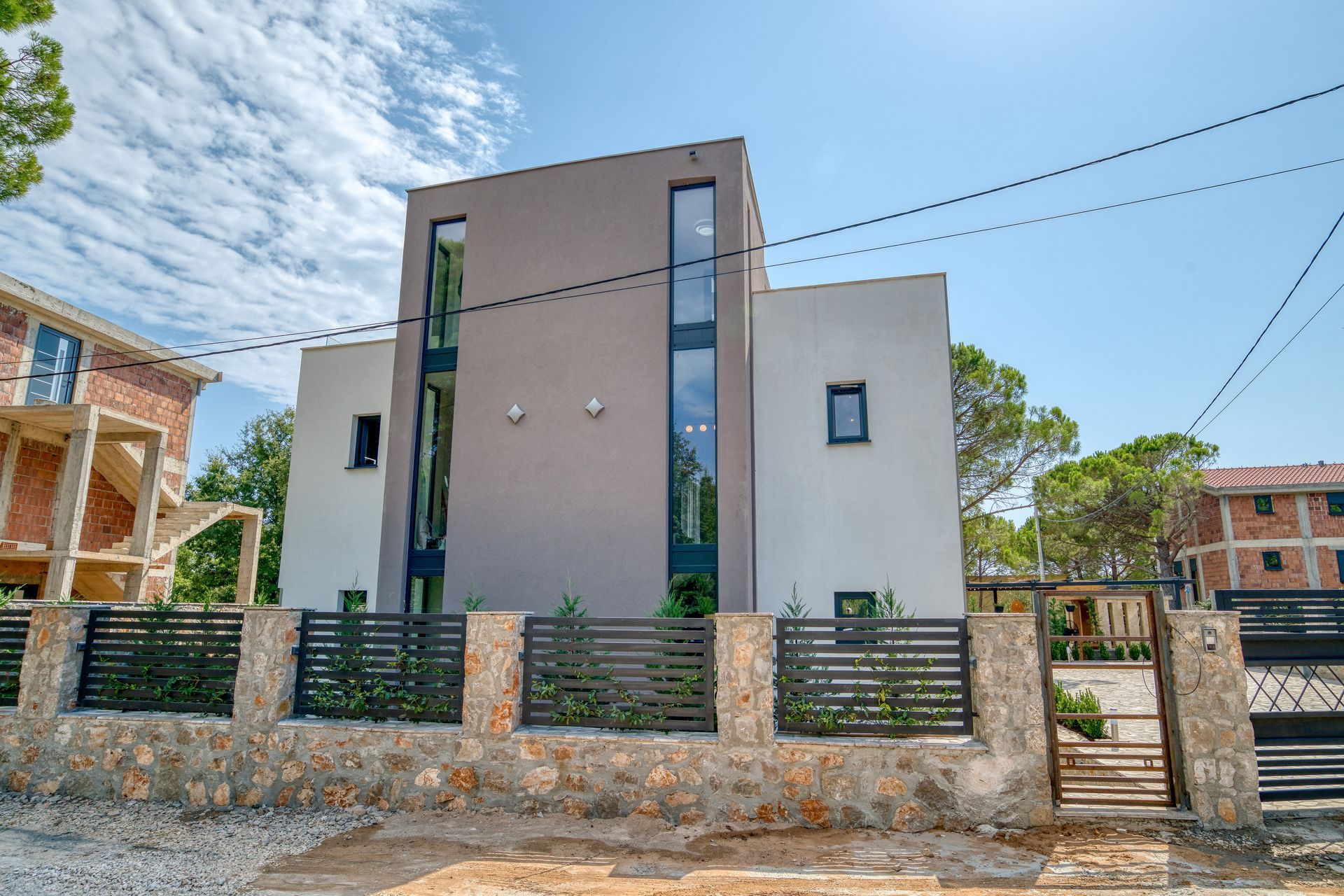 Izdavanje,Kotor,Zagora-Ekskluzivna Vila sa Bazenom, Krovnom Terasom, Đakuzijem i Letnjom Kuhinjom (NA PERIOD DO 01.05.2026) - Amfora Real Estate