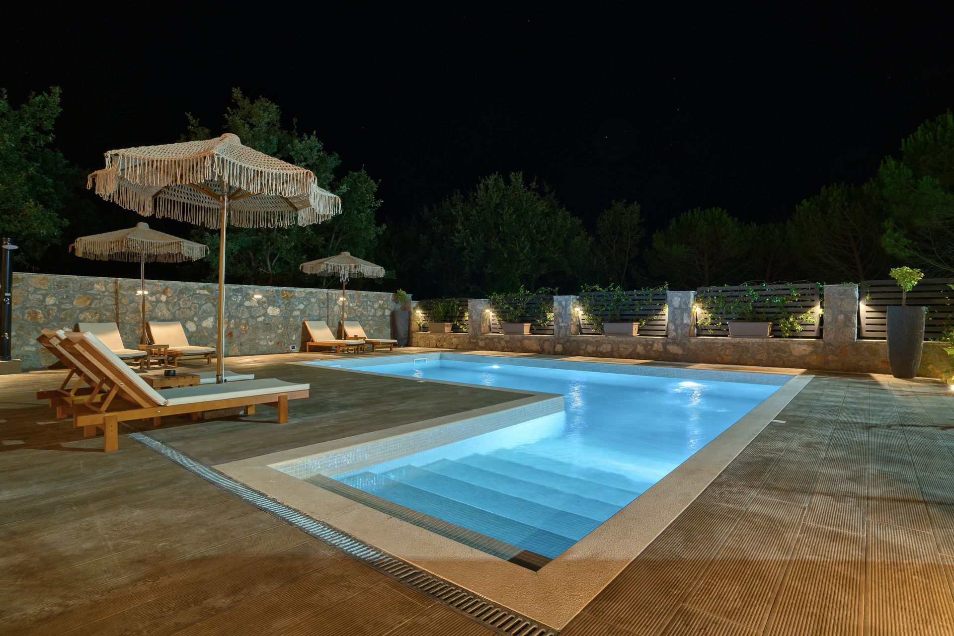 Izdavanje,Kotor,Zagora-Ekskluzivna Vila sa Bazenom, Krovnom Terasom, Đakuzijem i Letnjom Kuhinjom (NA PERIOD DO 01.05.2026) - Amfora Real Estate