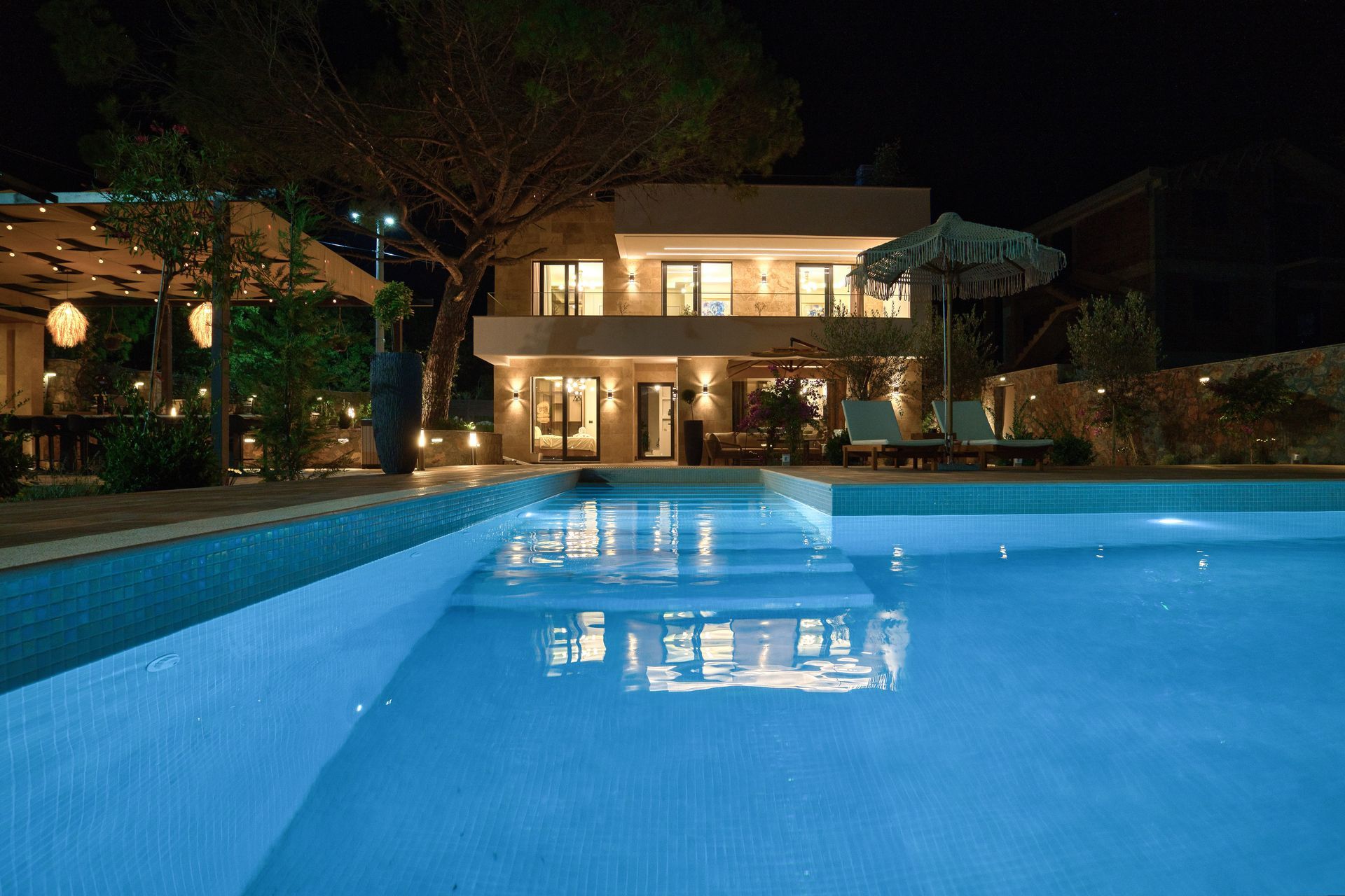 Izdavanje,Kotor,Zagora-Ekskluzivna Vila sa Bazenom, Krovnom Terasom, Đakuzijem i Letnjom Kuhinjom (NA PERIOD DO 01.05.2026) - Amfora Real Estate