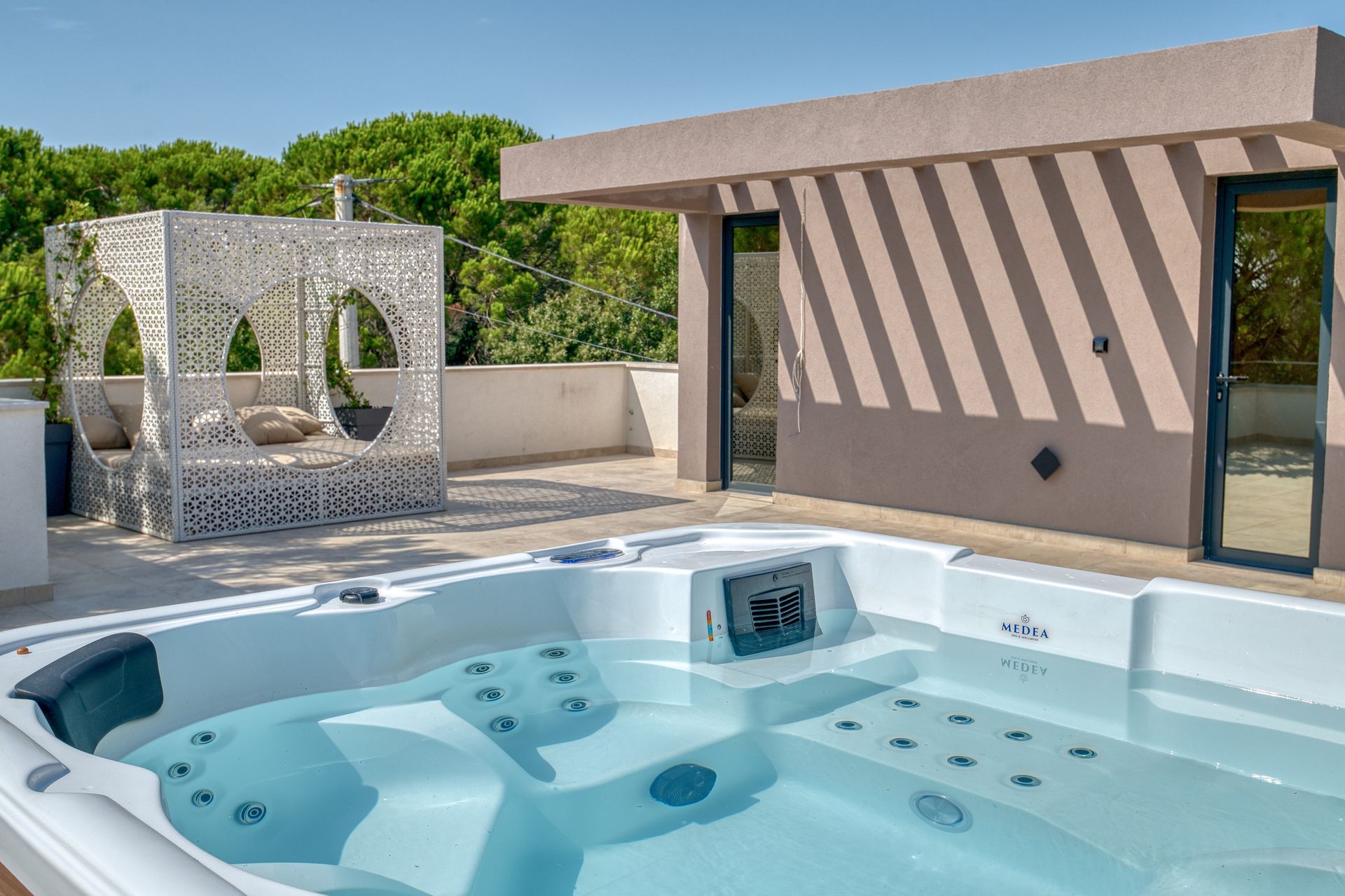 Izdavanje,Kotor,Zagora-Ekskluzivna Vila sa Bazenom, Krovnom Terasom, Đakuzijem i Letnjom Kuhinjom (NA PERIOD DO 01.05.2026) - Amfora Real Estate