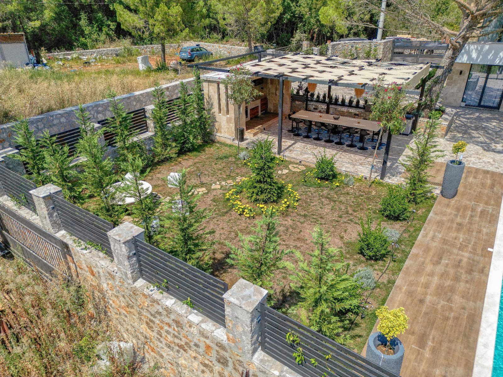 Izdavanje,Kotor,Zagora-Ekskluzivna Vila sa Bazenom, Krovnom Terasom, Đakuzijem i Letnjom Kuhinjom (NA PERIOD DO 01.05.2026) - Amfora Real Estate