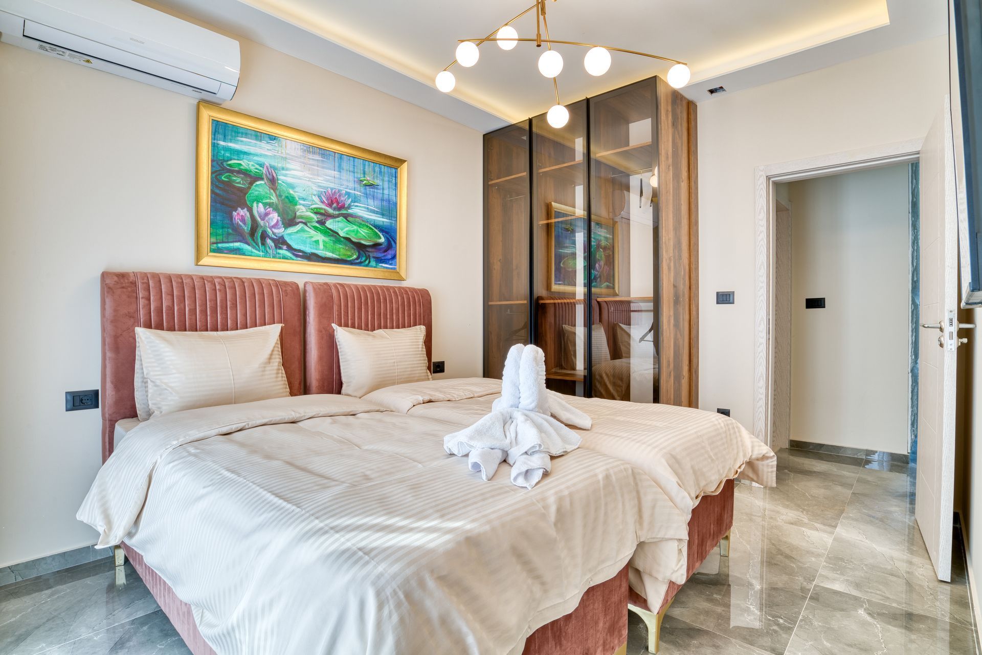 Izdavanje,Kotor,Zagora-Ekskluzivna Vila sa Bazenom, Krovnom Terasom, Đakuzijem i Letnjom Kuhinjom (NA PERIOD DO 01.05.2026) - Amfora Real Estate