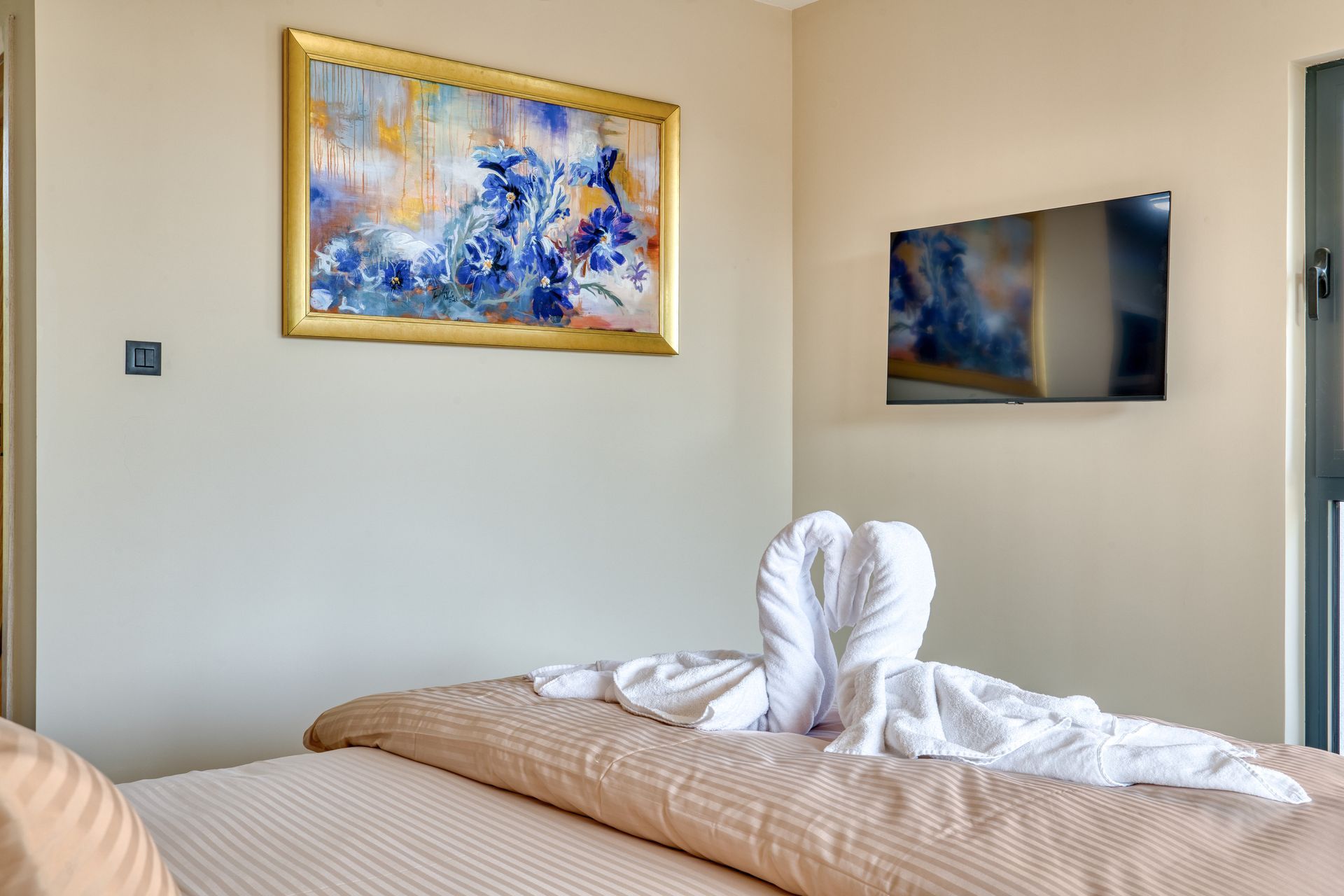 Izdavanje,Kotor,Zagora-Ekskluzivna Vila sa Bazenom, Krovnom Terasom, Đakuzijem i Letnjom Kuhinjom (NA PERIOD DO 01.05.2026) - Amfora Real Estate