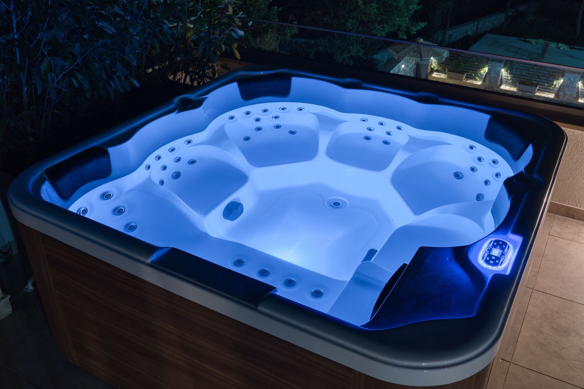 Izdavanje,Kotor,Zagora-Ekskluzivna Vila sa Bazenom, Krovnom Terasom, Đakuzijem i Letnjom Kuhinjom (NA PERIOD DO 01.05.2026) - Amfora Real Estate