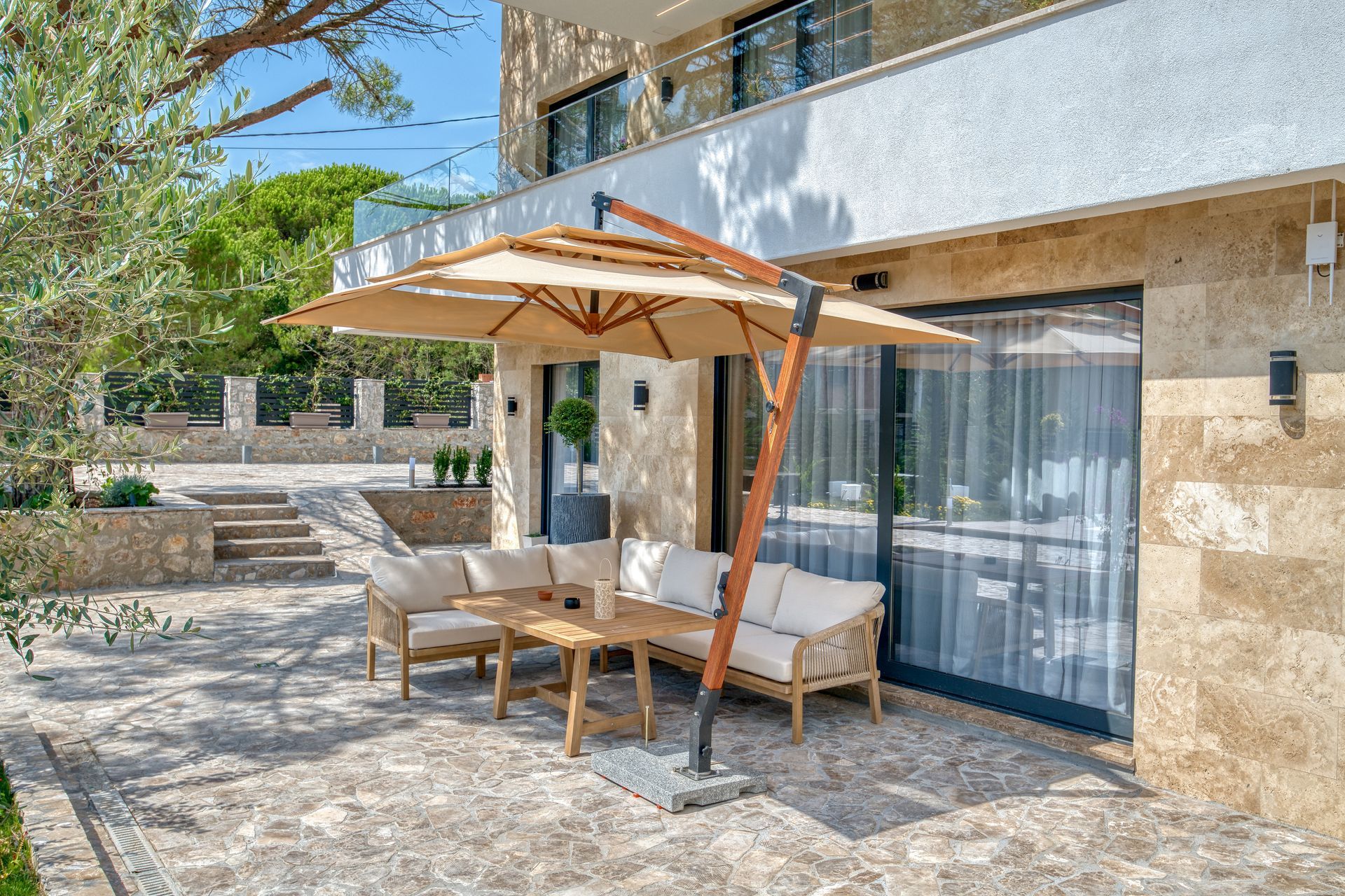 Izdavanje,Kotor,Zagora-Ekskluzivna Vila sa Bazenom, Krovnom Terasom, Đakuzijem i Letnjom Kuhinjom (NA PERIOD DO 01.05.2026) - Amfora Real Estate