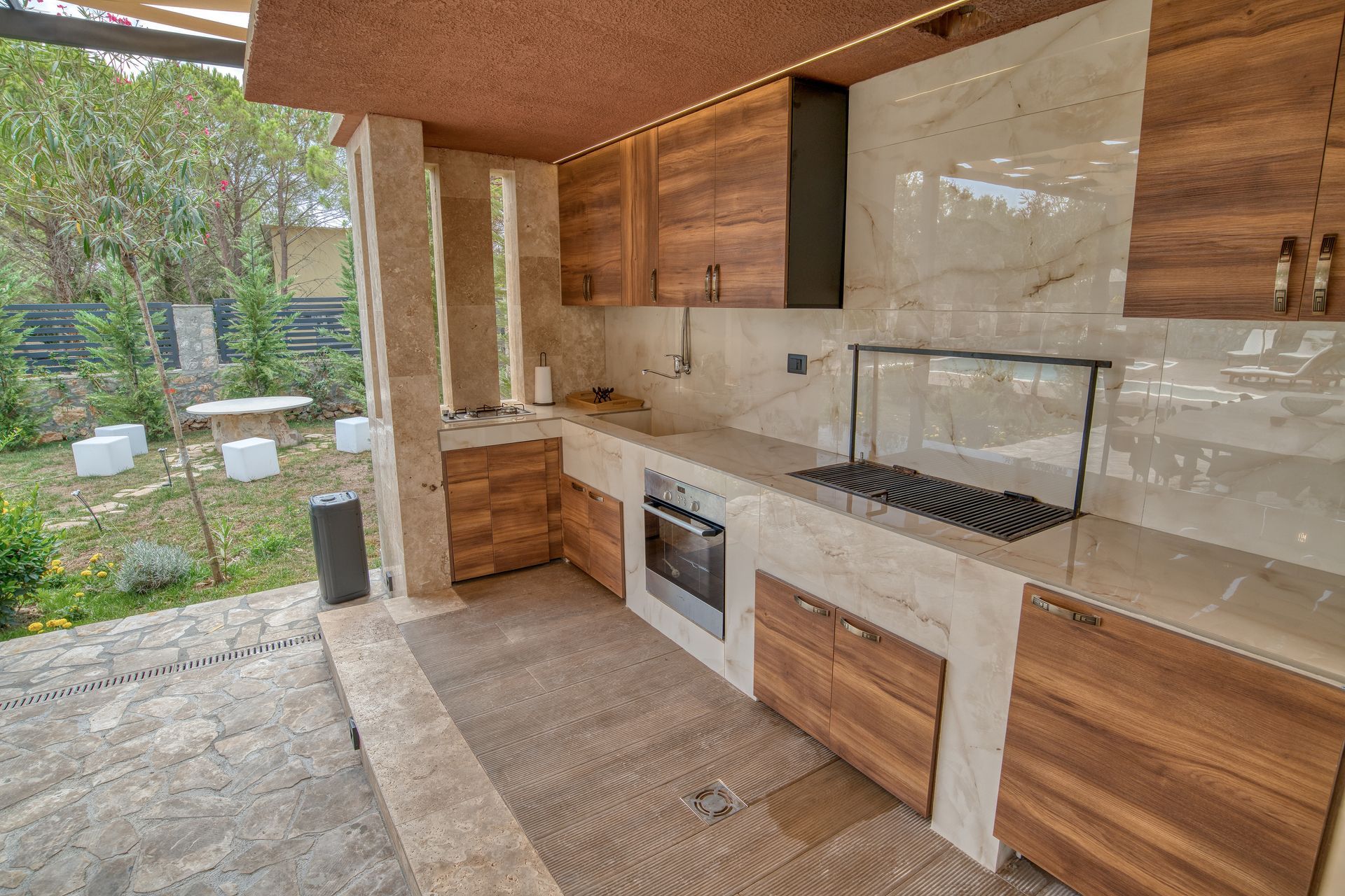 Izdavanje,Kotor,Zagora-Ekskluzivna Vila sa Bazenom, Krovnom Terasom, Đakuzijem i Letnjom Kuhinjom (NA PERIOD DO 01.05.2026) - Amfora Real Estate