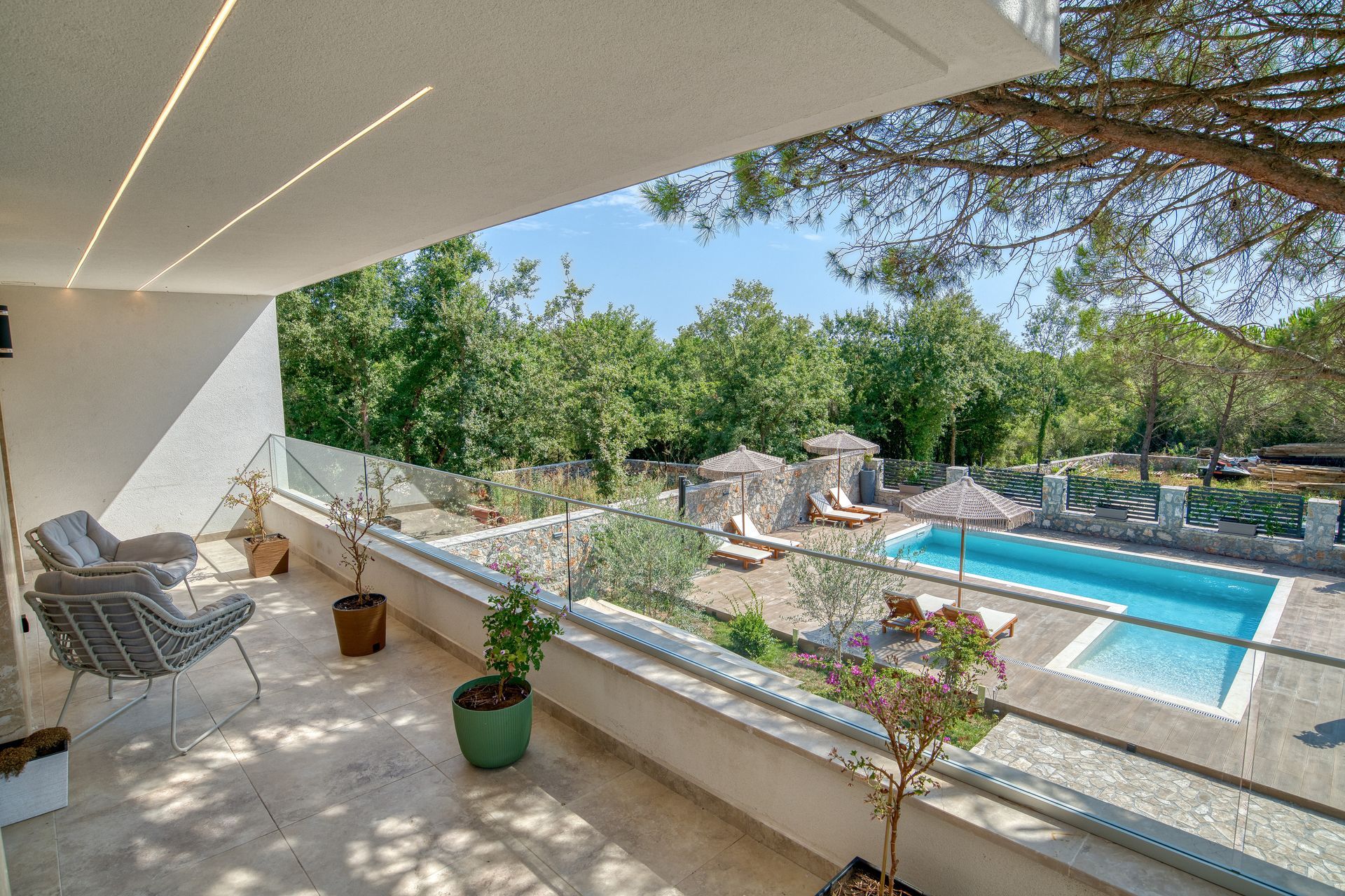 Izdavanje,Kotor,Zagora-Ekskluzivna Vila sa Bazenom, Krovnom Terasom, Đakuzijem i Letnjom Kuhinjom (NA PERIOD DO 01.05.2026) - Amfora Real Estate