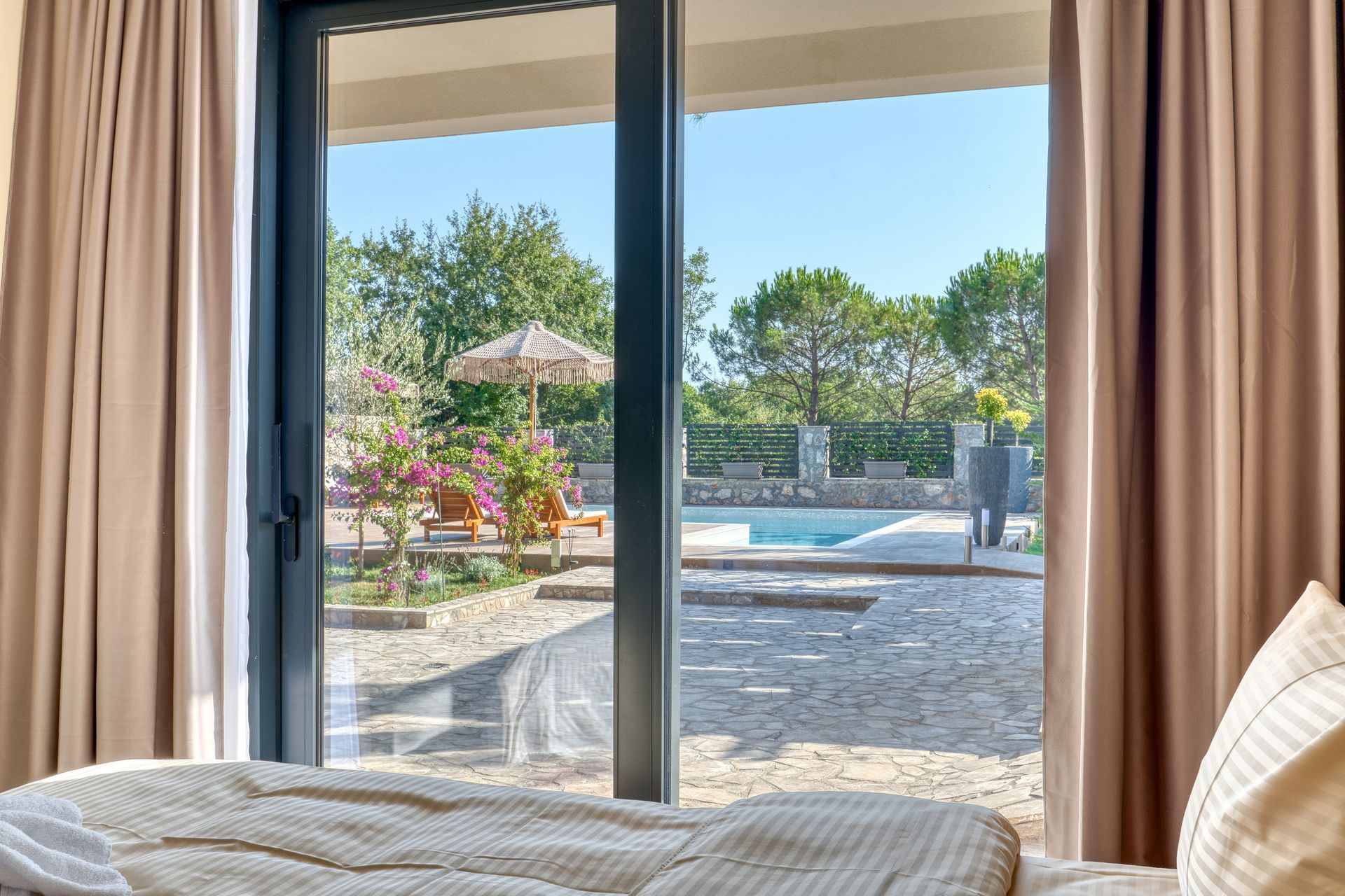 Izdavanje,Kotor,Zagora-Ekskluzivna Vila sa Bazenom, Krovnom Terasom, Đakuzijem i Letnjom Kuhinjom (NA PERIOD DO 01.05.2026) - Amfora Real Estate