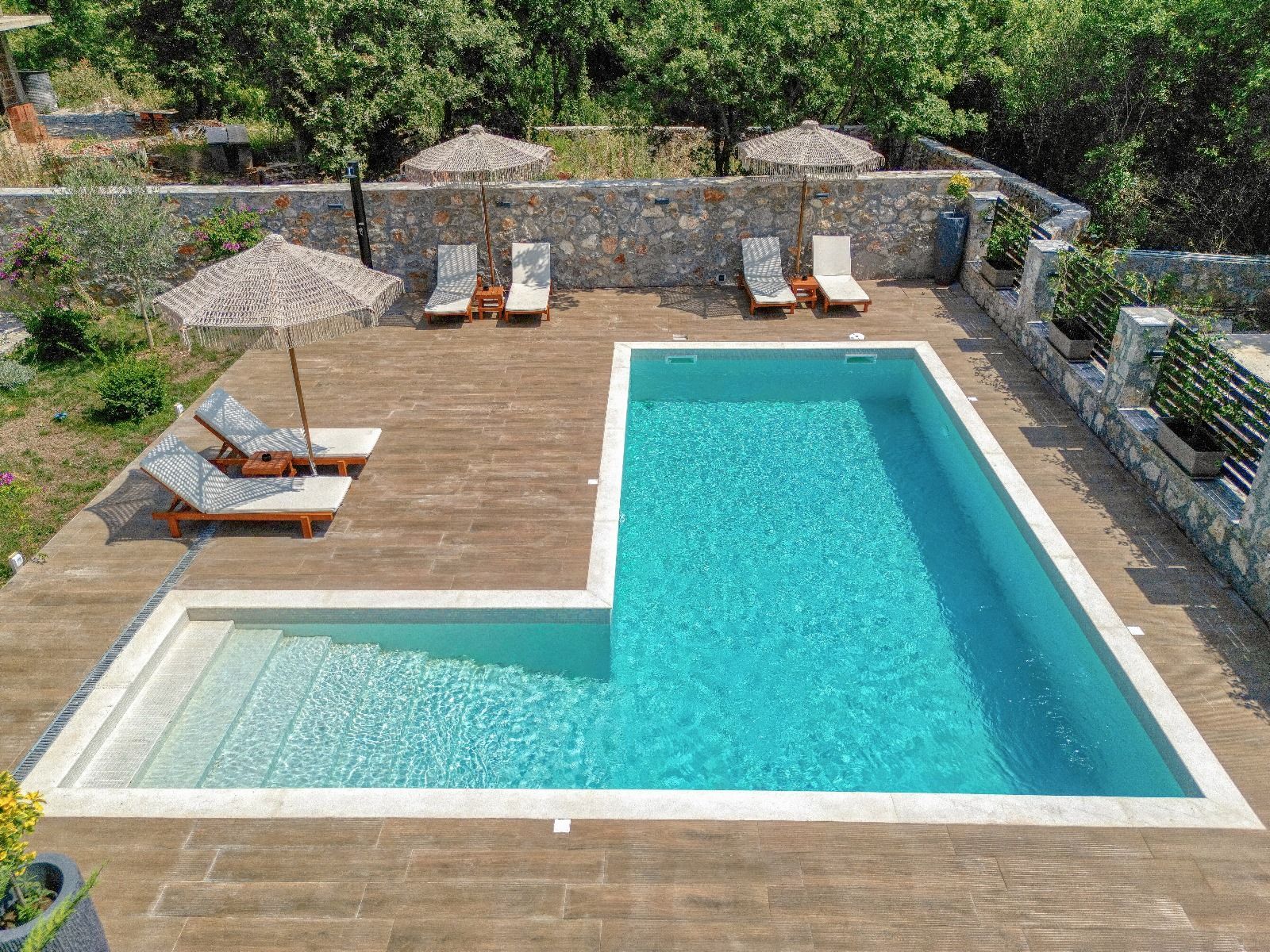 Izdavanje,Kotor,Zagora-Ekskluzivna Vila sa Bazenom, Krovnom Terasom, Đakuzijem i Letnjom Kuhinjom (NA PERIOD DO 01.05.2026) - Amfora Real Estate