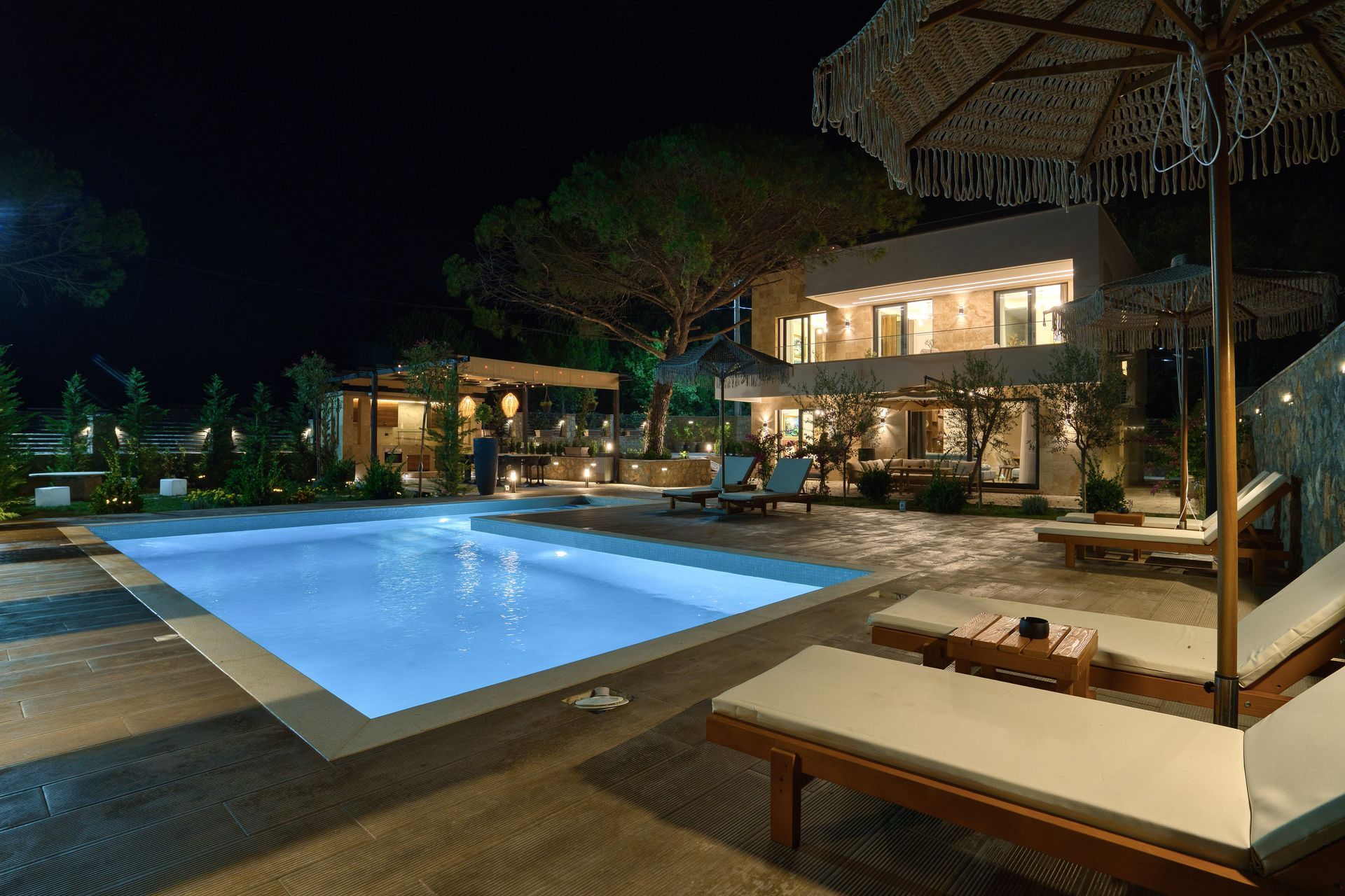 Izdavanje,Kotor,Zagora-Ekskluzivna Vila sa Bazenom, Krovnom Terasom, Đakuzijem i Letnjom Kuhinjom (NA PERIOD DO 01.05.2026) - Amfora Real Estate