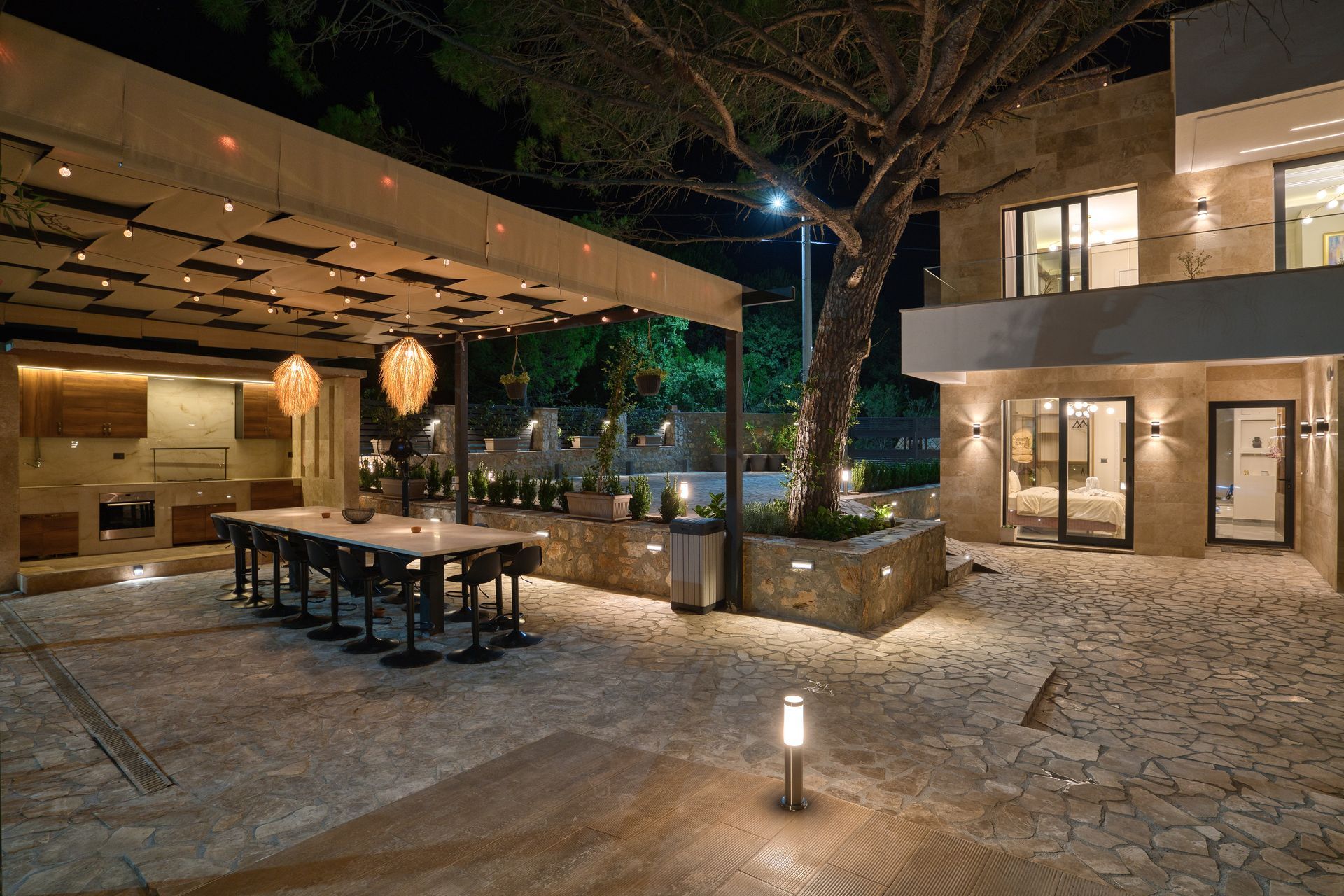 Izdavanje,Kotor,Zagora-Ekskluzivna Vila sa Bazenom, Krovnom Terasom, Đakuzijem i Letnjom Kuhinjom (NA PERIOD DO 01.05.2026) - Amfora Real Estate