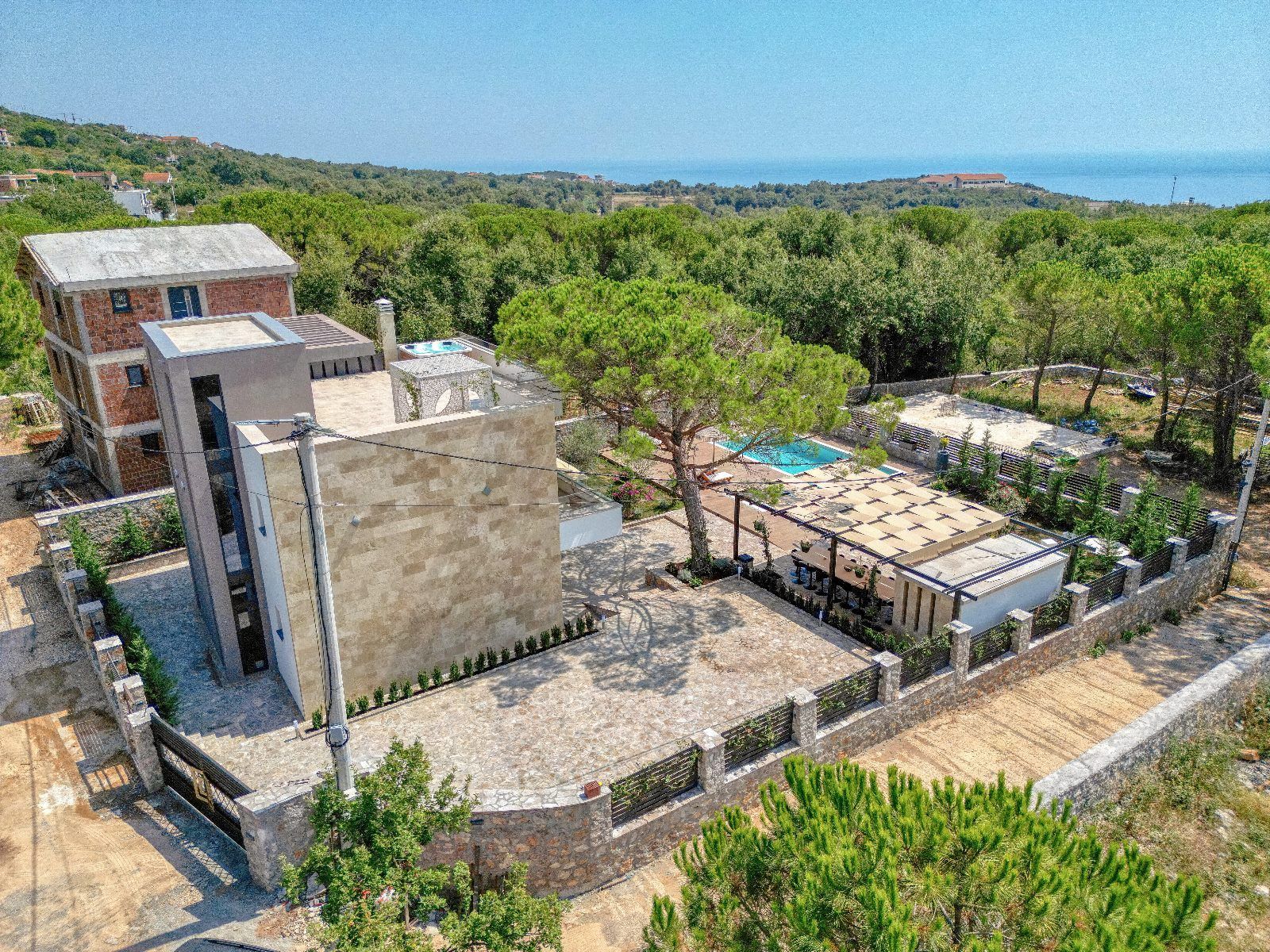 Izdavanje,Kotor,Zagora-Ekskluzivna Vila sa Bazenom, Krovnom Terasom, Đakuzijem i Letnjom Kuhinjom (NA PERIOD DO 01.05.2026) - Amfora Real Estate