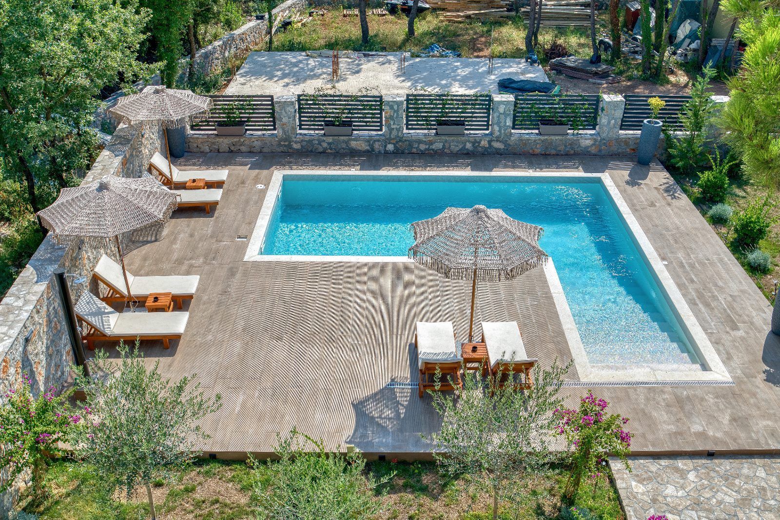 Izdavanje,Kotor,Zagora-Ekskluzivna Vila sa Bazenom, Krovnom Terasom, Đakuzijem i Letnjom Kuhinjom (NA PERIOD DO 01.05.2026) - Amfora Real Estate
