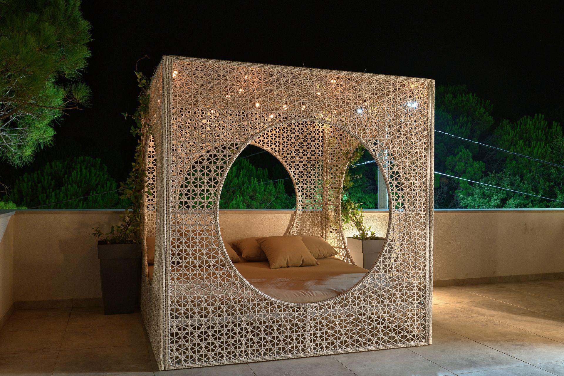 Izdavanje,Kotor,Zagora-Ekskluzivna Vila sa Bazenom, Krovnom Terasom, Đakuzijem i Letnjom Kuhinjom (NA PERIOD DO 01.05.2026) - Amfora Real Estate