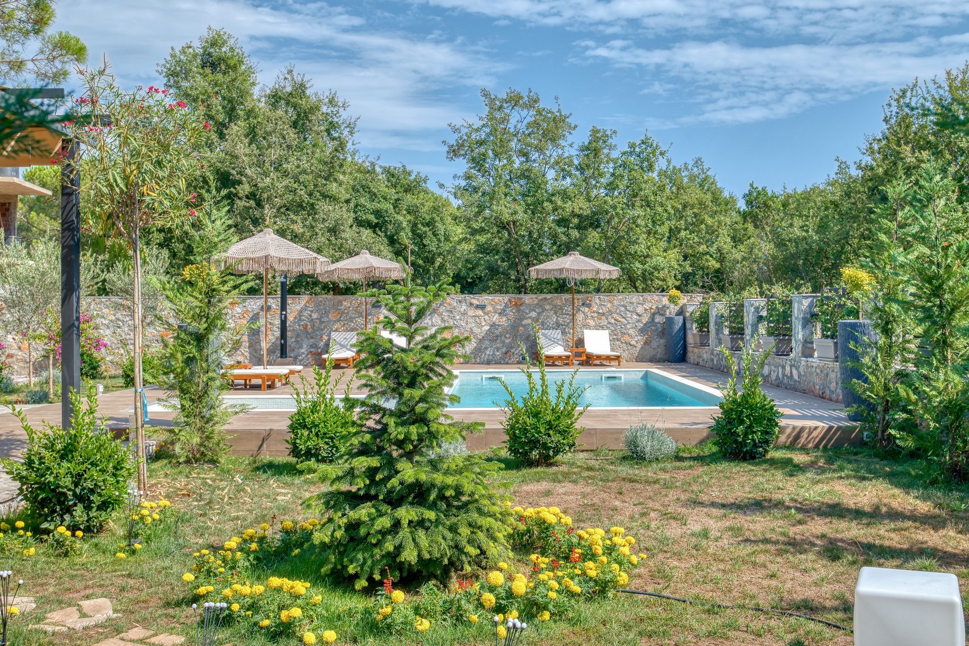 Izdavanje,Kotor,Zagora-Ekskluzivna Vila sa Bazenom, Krovnom Terasom, Đakuzijem i Letnjom Kuhinjom (NA PERIOD DO 01.05.2026) - Amfora Real Estate