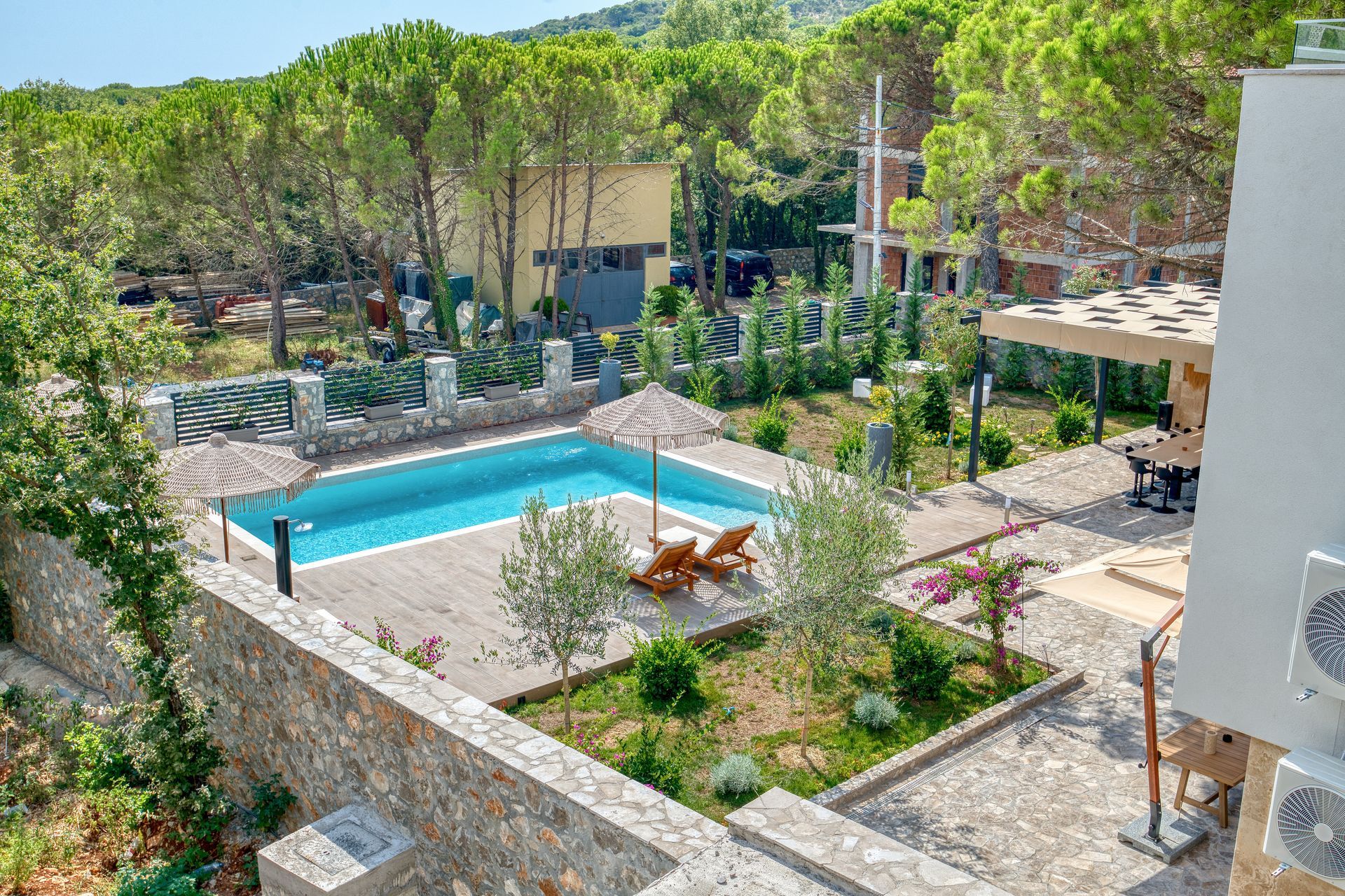 Izdavanje,Kotor,Zagora-Ekskluzivna Vila sa Bazenom, Krovnom Terasom, Đakuzijem i Letnjom Kuhinjom (NA PERIOD DO 01.05.2026) - Amfora Real Estate