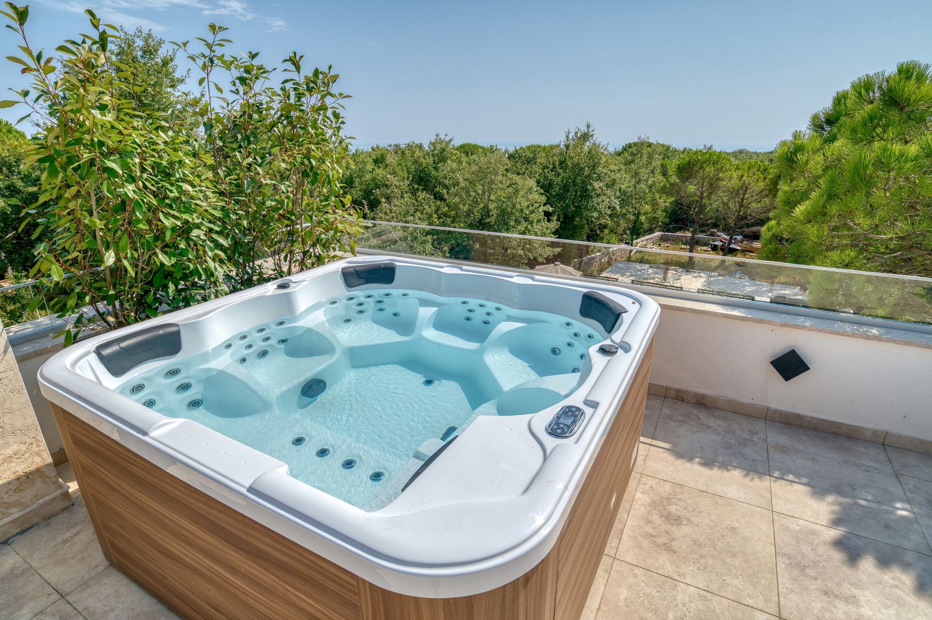 Izdavanje,Kotor,Zagora-Ekskluzivna Vila sa Bazenom, Krovnom Terasom, Đakuzijem i Letnjom Kuhinjom (NA PERIOD DO 01.05.2026) - Amfora Real Estate