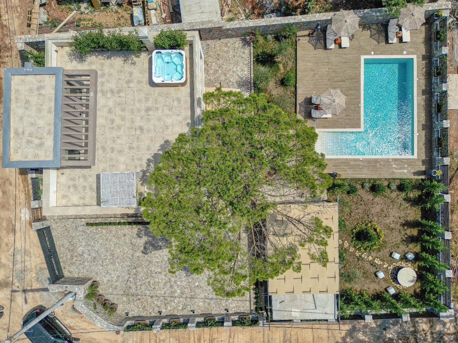 Izdavanje,Kotor,Zagora-Ekskluzivna Vila sa Bazenom, Krovnom Terasom, Đakuzijem i Letnjom Kuhinjom (NA PERIOD DO 01.05.2026) - Amfora Real Estate