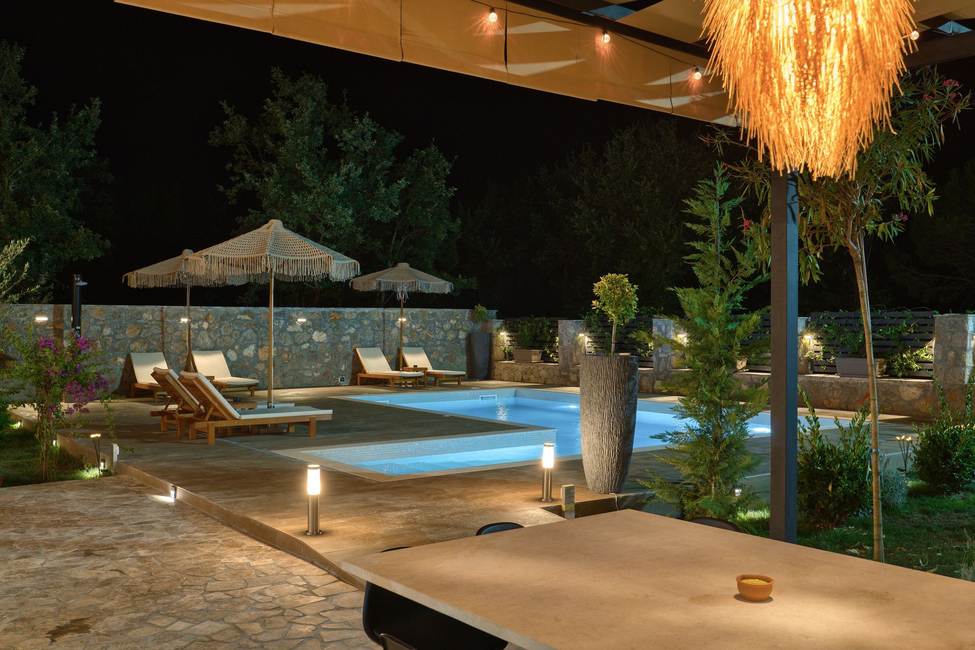 Izdavanje,Kotor,Zagora-Ekskluzivna Vila sa Bazenom, Krovnom Terasom, Đakuzijem i Letnjom Kuhinjom (NA PERIOD DO 01.05.2026) - Amfora Real Estate